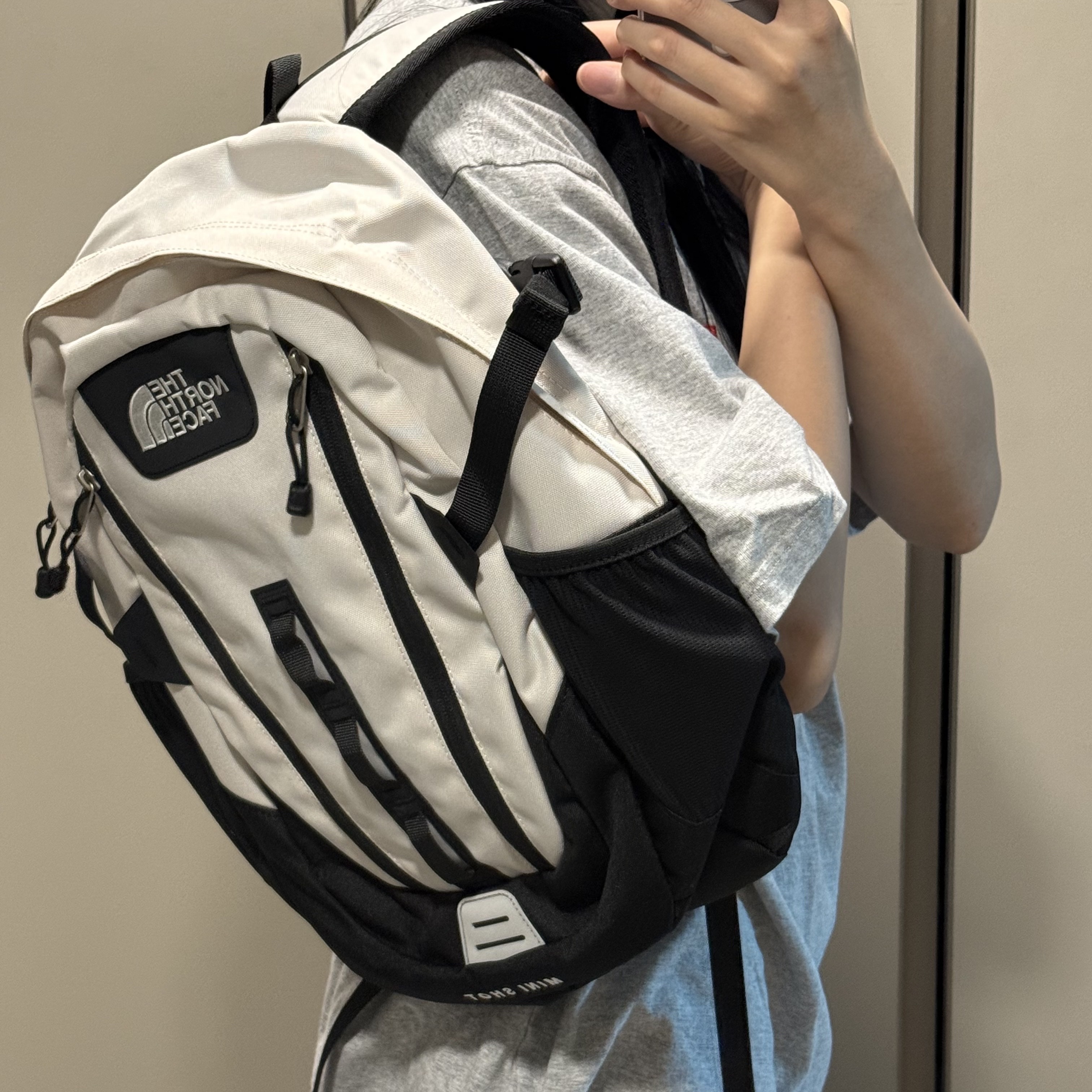 The North Face Mini Shot Vanilla 착용 스타일