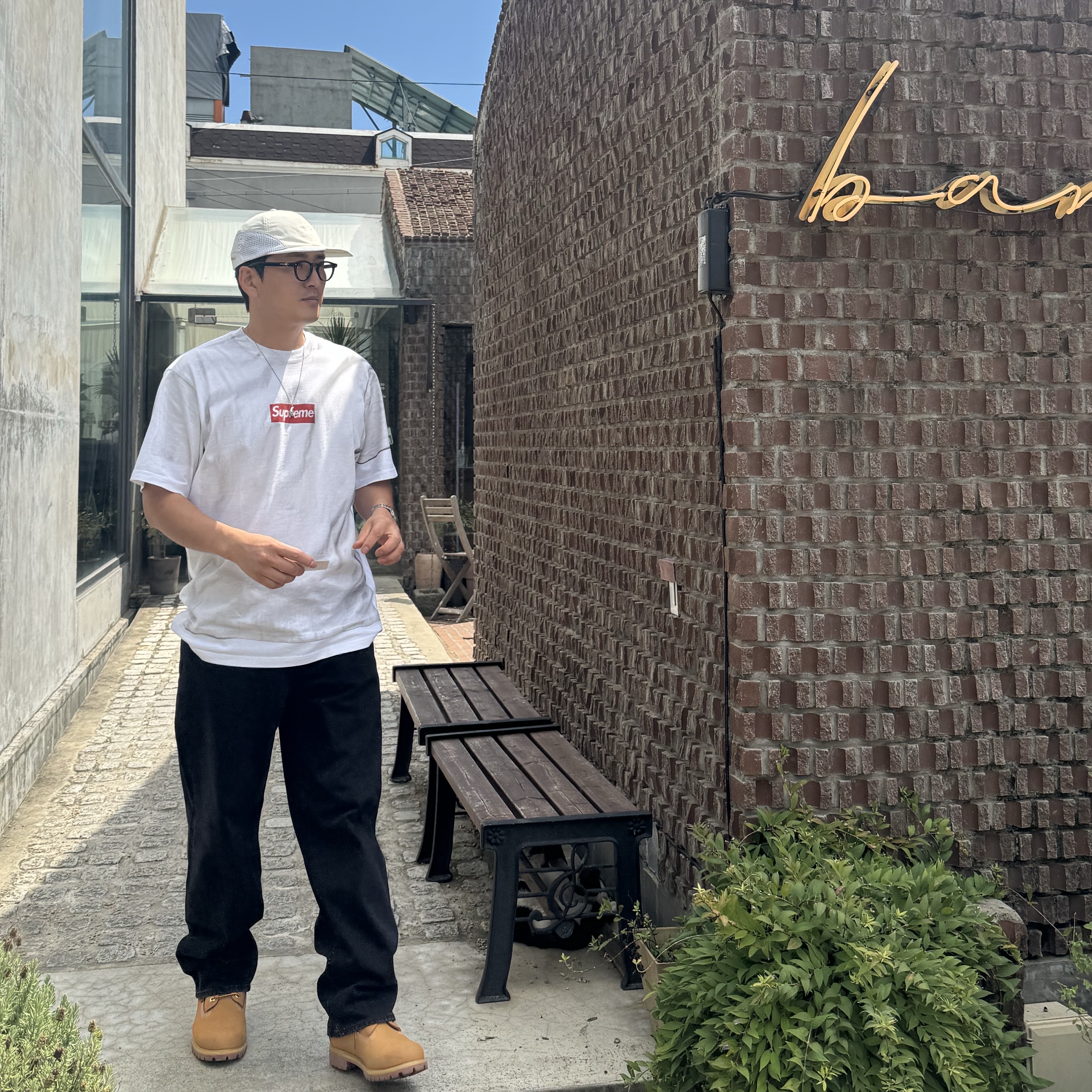 Supreme x MM6 Maison Margiela Box Logo T-Shirt White - 24SS, Supreme Baggy Jean Black - 25SS 착용 스타일