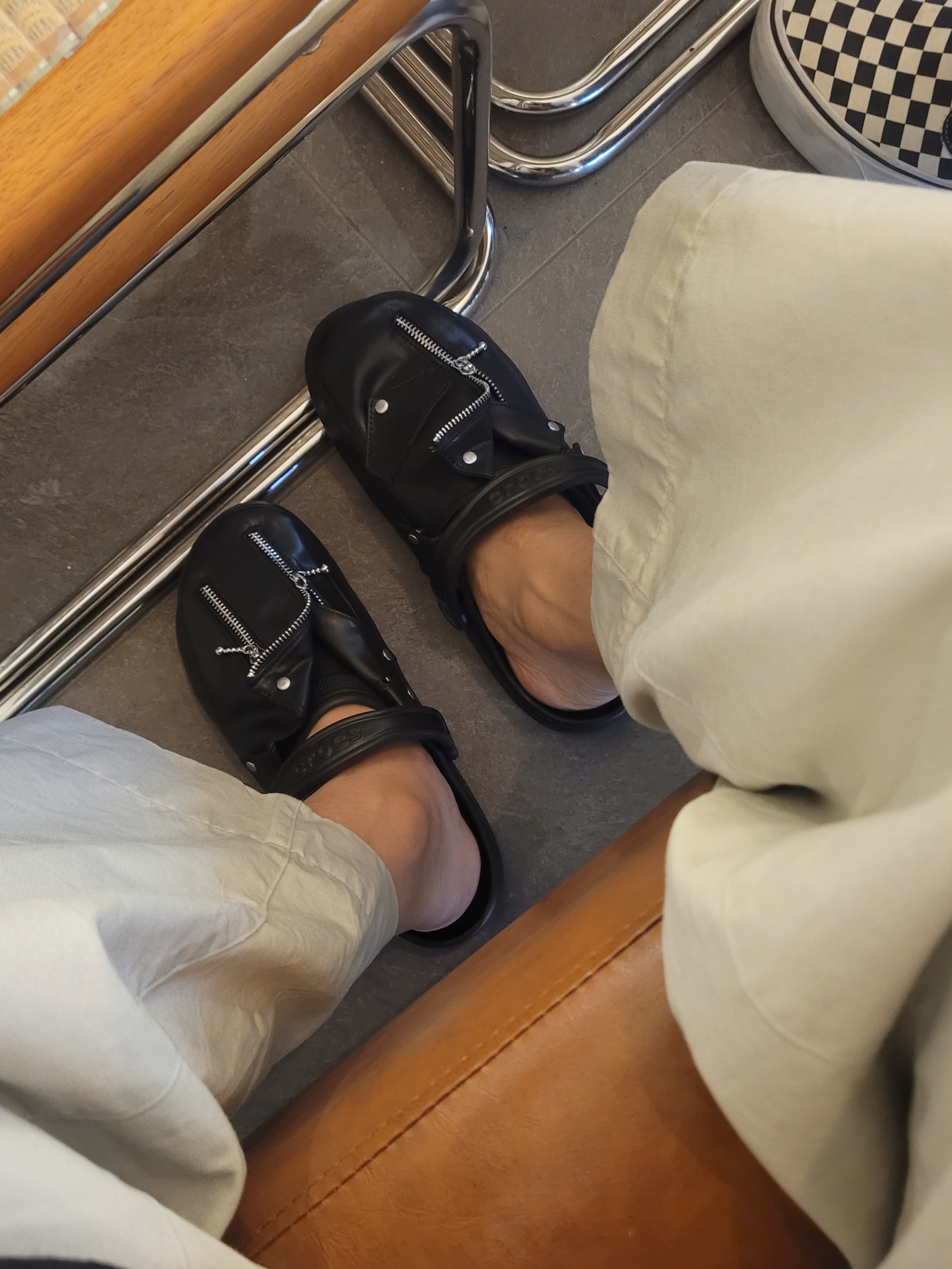 Crocs x Beams Classic Clog Black Silver 착용 스타일 - 2