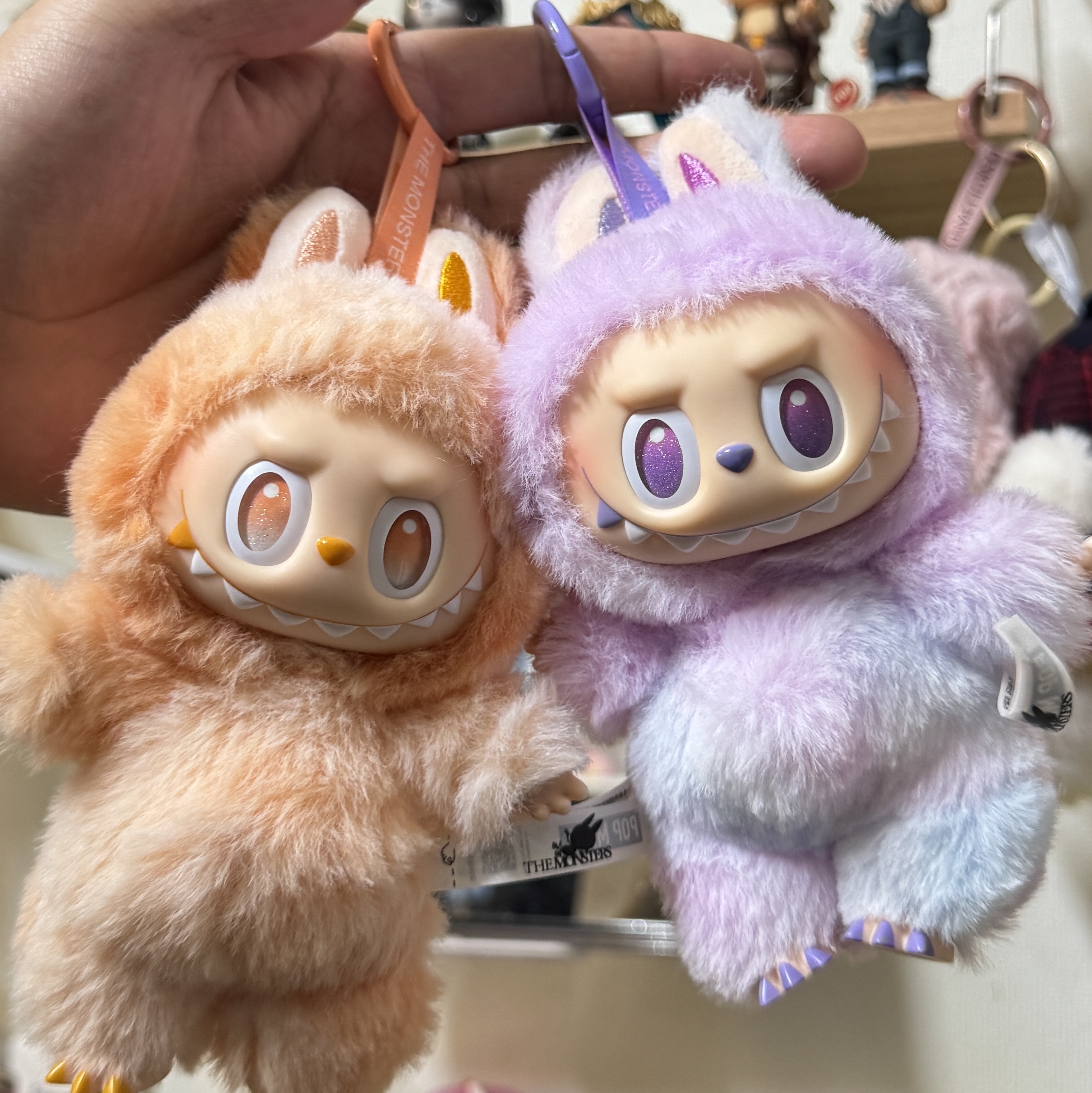 Pop Mart Labubu The Monsters Highlight Series Sealed Case (Bundle of 2/1 Blind Box) 착용 스타일