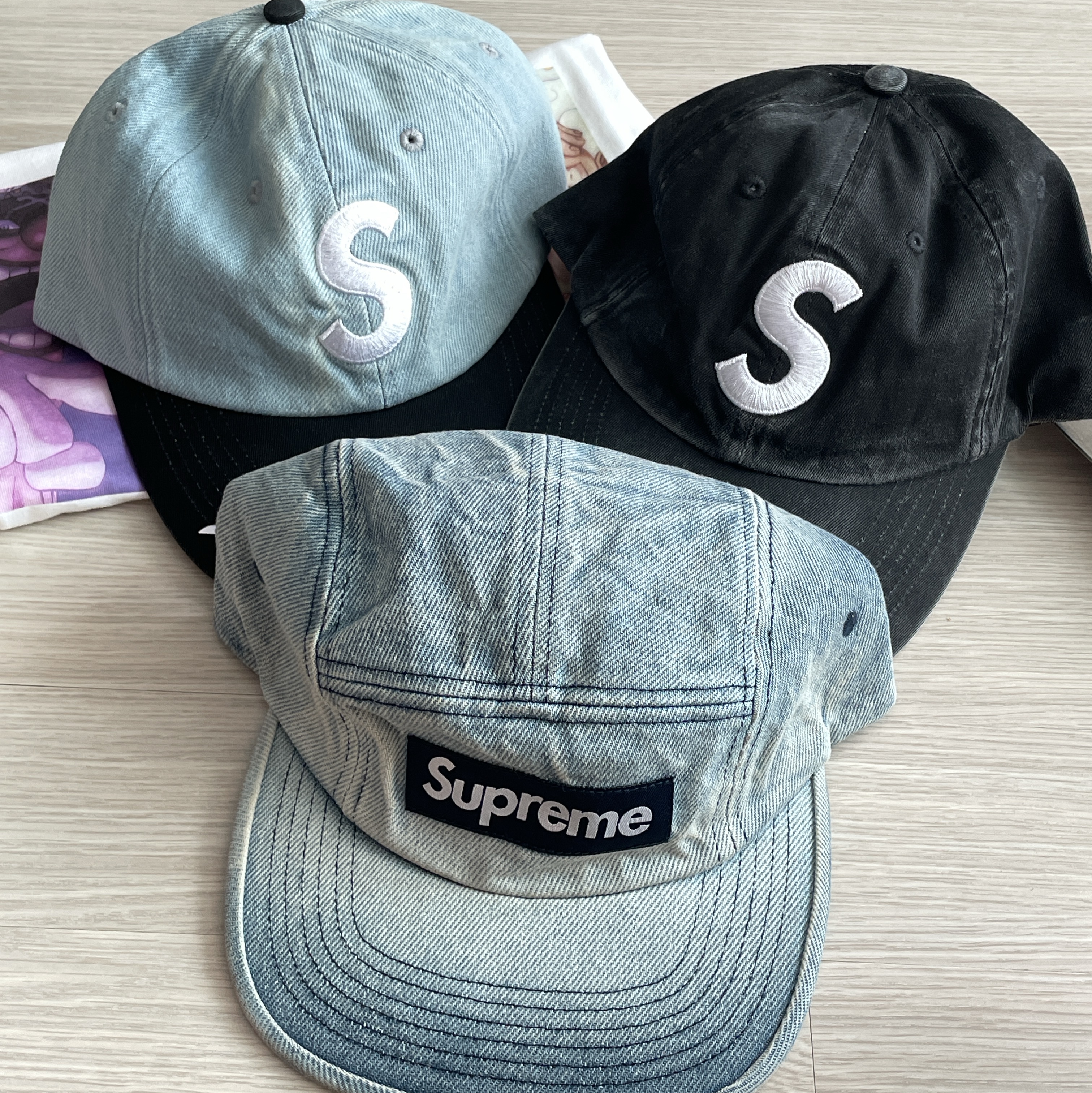 Supreme Pigment Coated 2-Tone S Logo 6-Panel Black - 25FW, Supreme Washed Chino Twill Camp Cap Denim - 25FW 착용 스타일