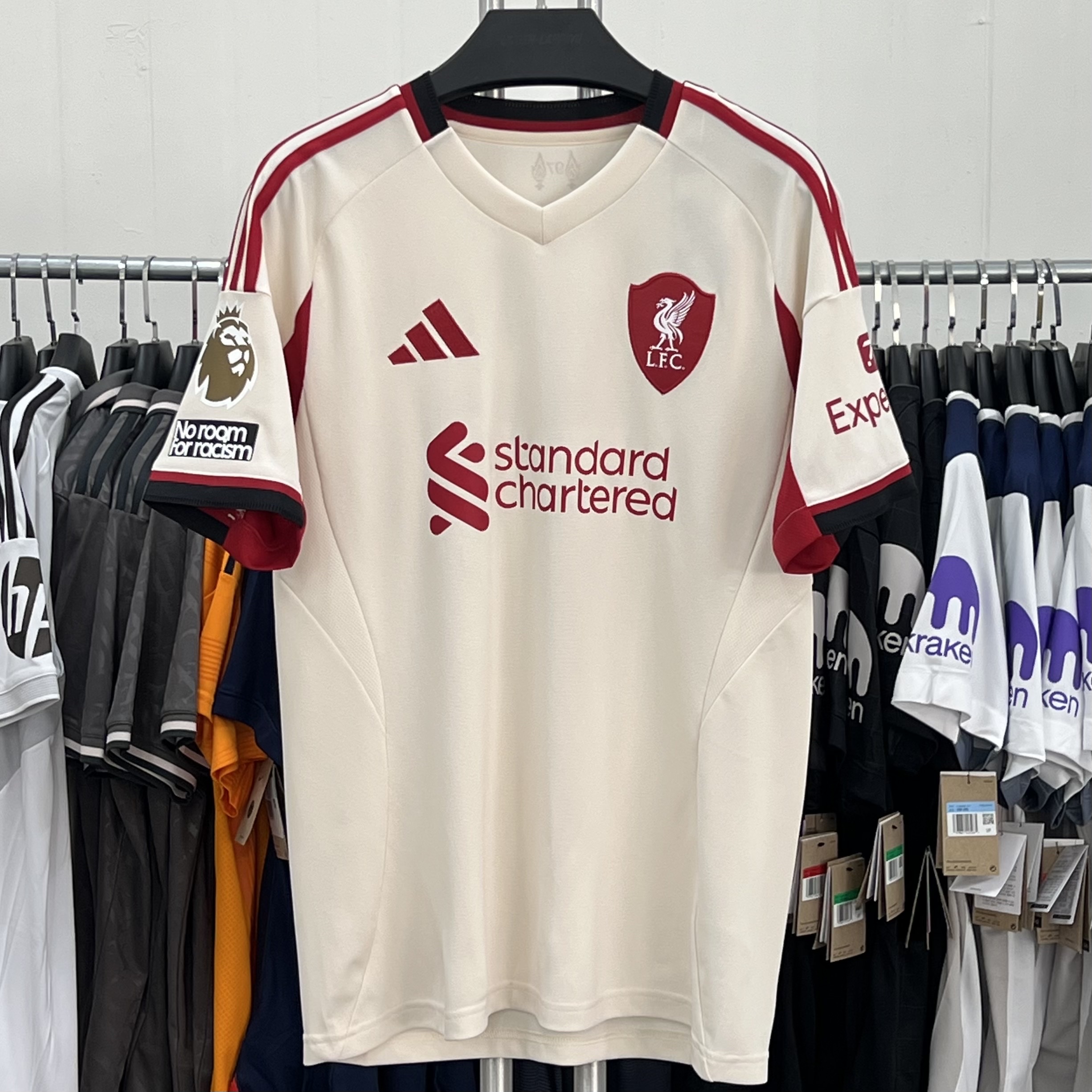 Adidas Liverpool FC 2025/26 Away Jersey Wonder White - KR Sizing (Non Marking Ver.), Adidas Liverpool FC 2025/26 Home Jersey Strawberry Red - KR Sizing (Non Marking Ver.) 착용 스타일 - 2
