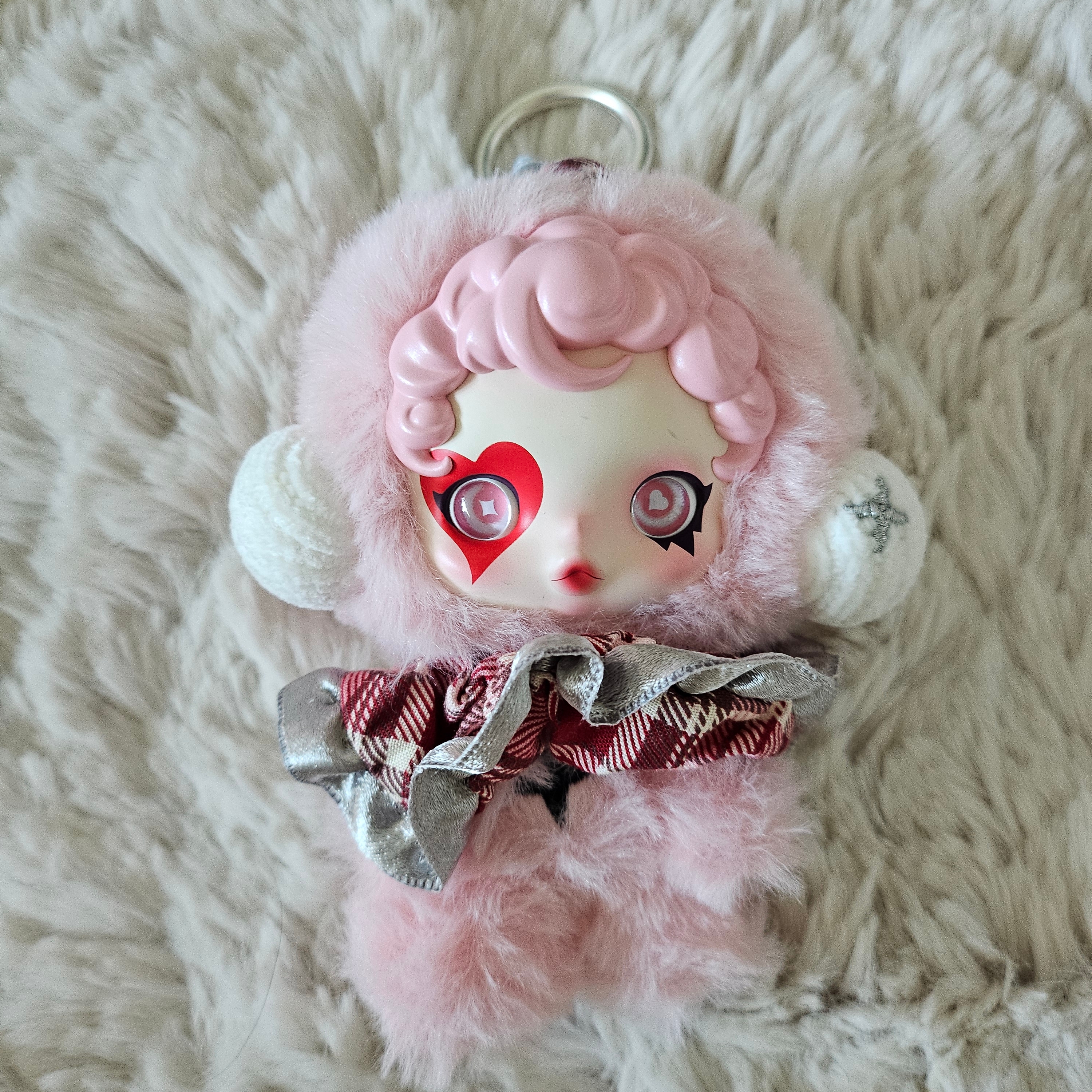 Pop Mart Skullpanda Winter Symphony Series Keyring Rhapsody (Opened Case) 착용 스타일