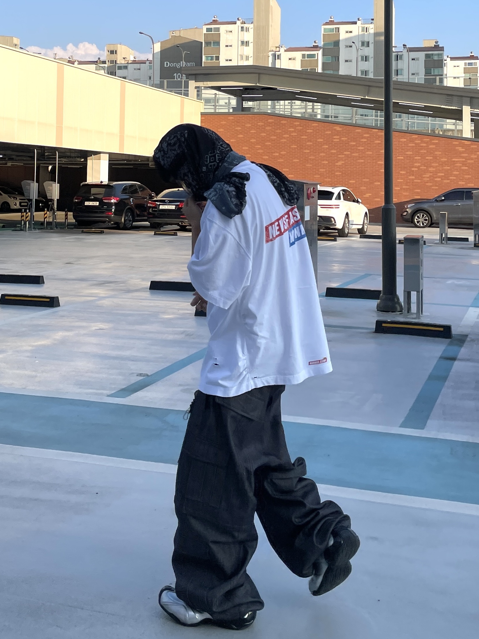 Nonnod Puckering News Flash T-Shirt Washed White, Balenciaga Basketball Sneakers Silver Black 착용 스타일 - 1
