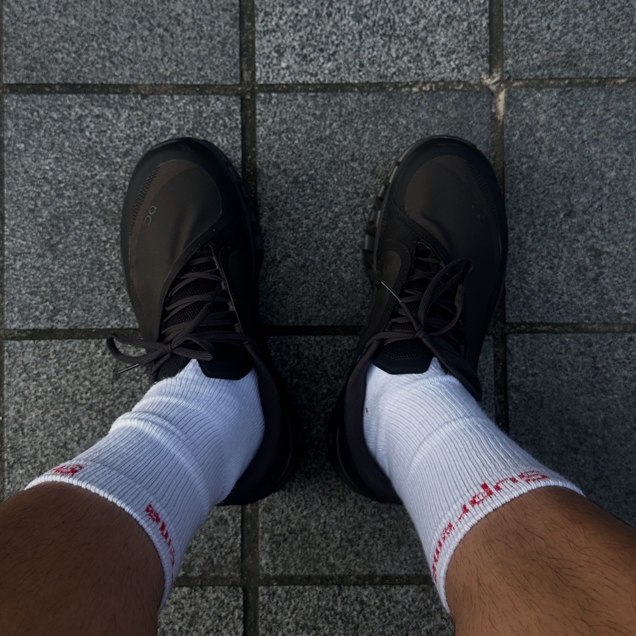 On Running x Post Archive Faction (Paf) Cloudmonster 2 Thorn Brown, Supreme Hanes Crew Socks White (4 Pack) 착용 스타일