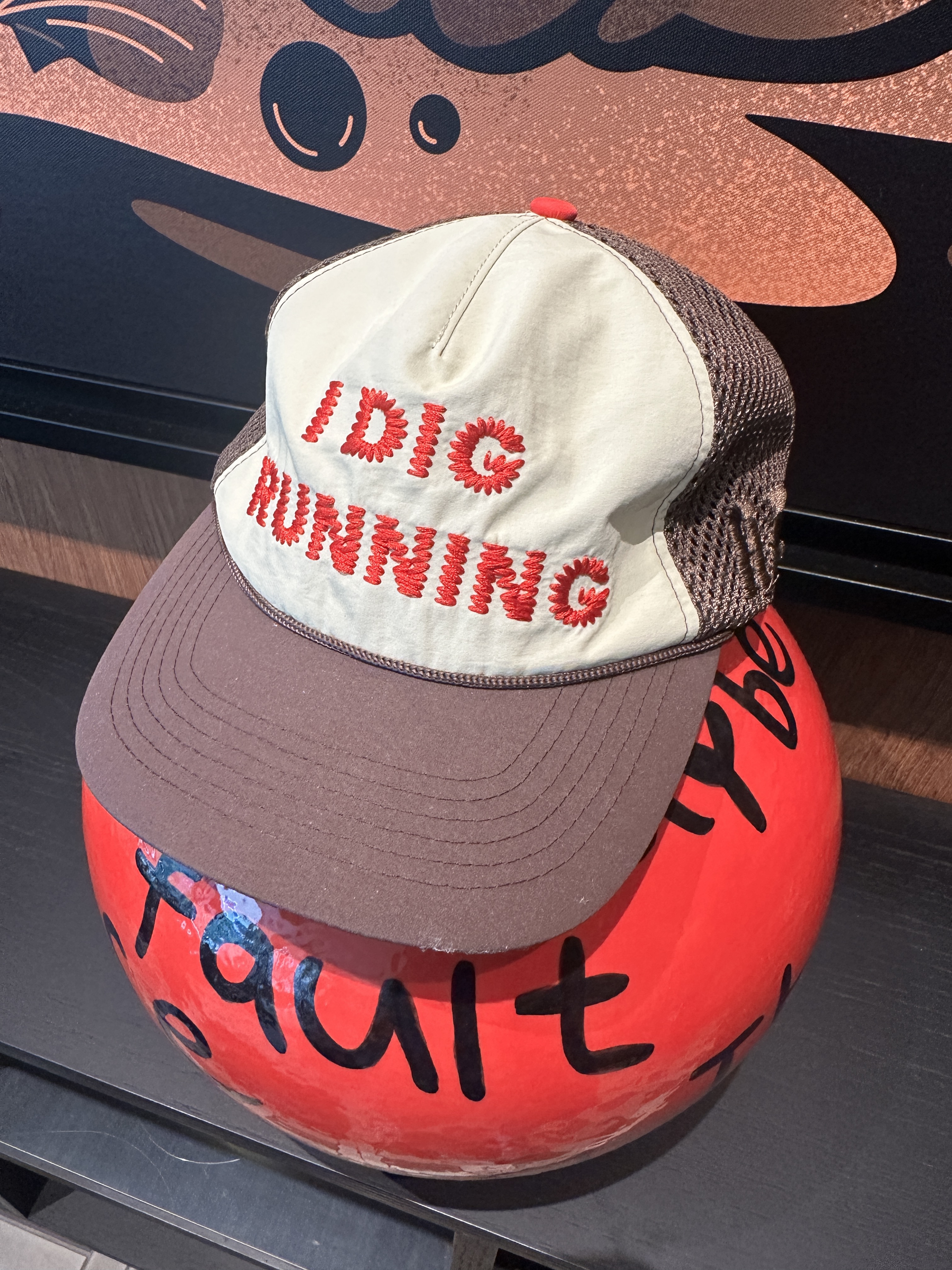 Alex Zono I Dig Running Trucker Hat OG Brown 착용 스타일 - 2