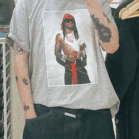 Supreme Playboi Carti T-Shirt Heather Grey - 25FW, Supreme x Marithe Francois Girbaud X-Seam Baggy Denim Shorts Rigid Indigo - 25SS 착용 스타일