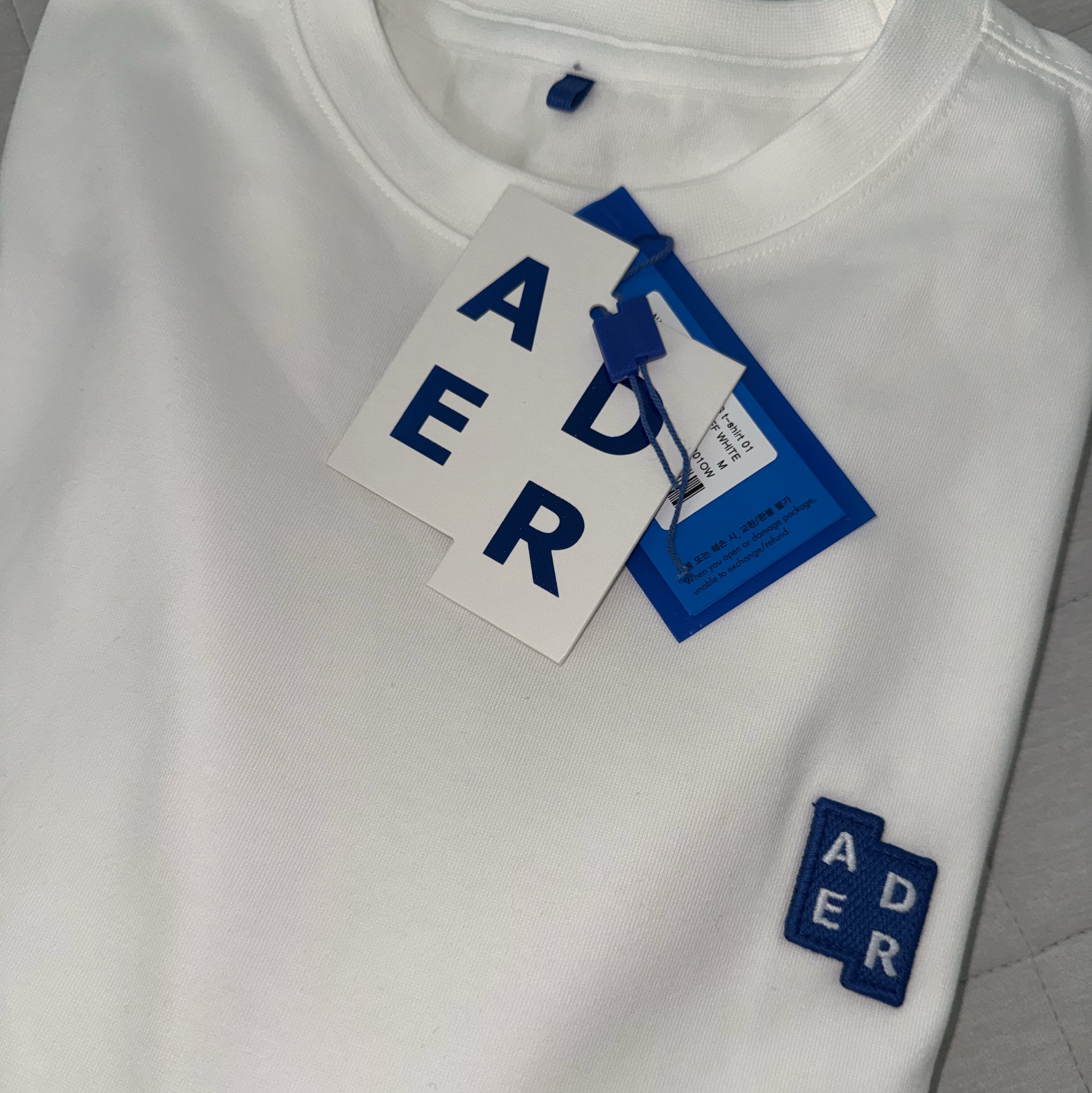 Ader Error Sig; TRS/BL Tag LS T-Shirt 01 Off White 착용 스타일