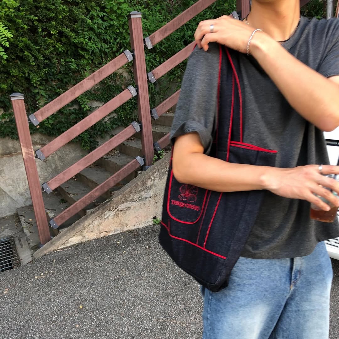 Threecheers Flower Logo Denim Bag 착용 스타일 - 3