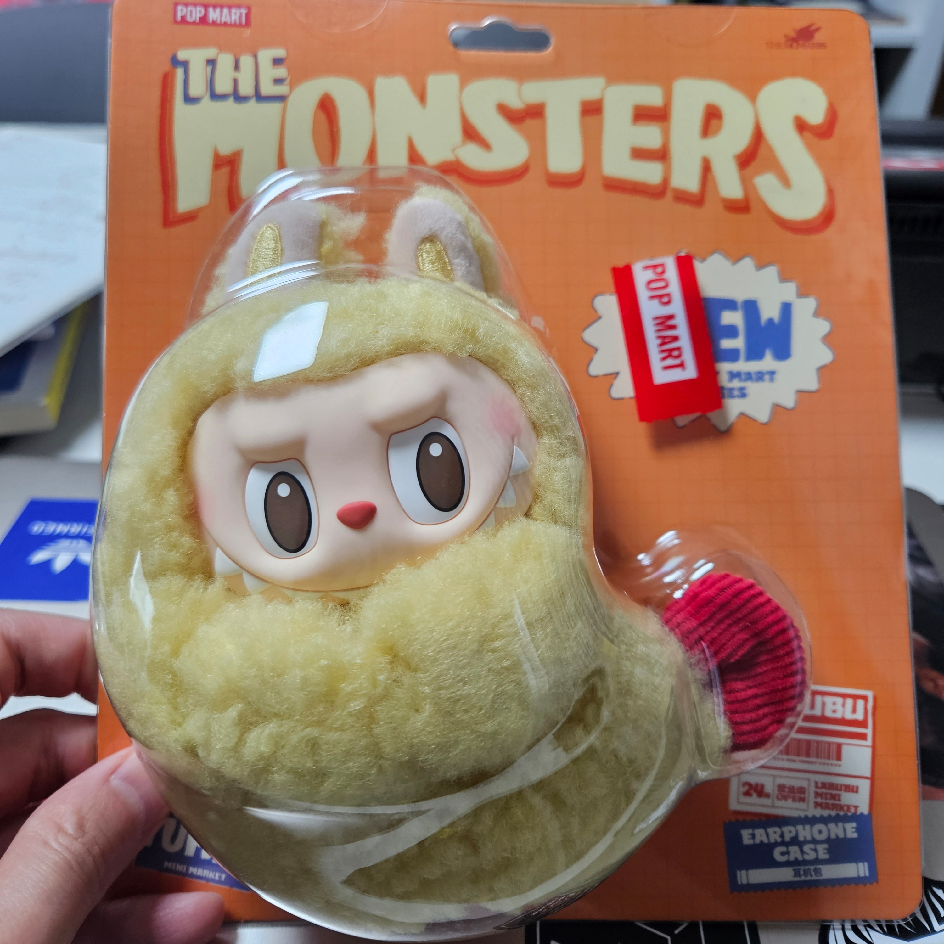 Pop Mart Labubu The Monsters Wacky Mart Series Earphone Case 착용 스타일
