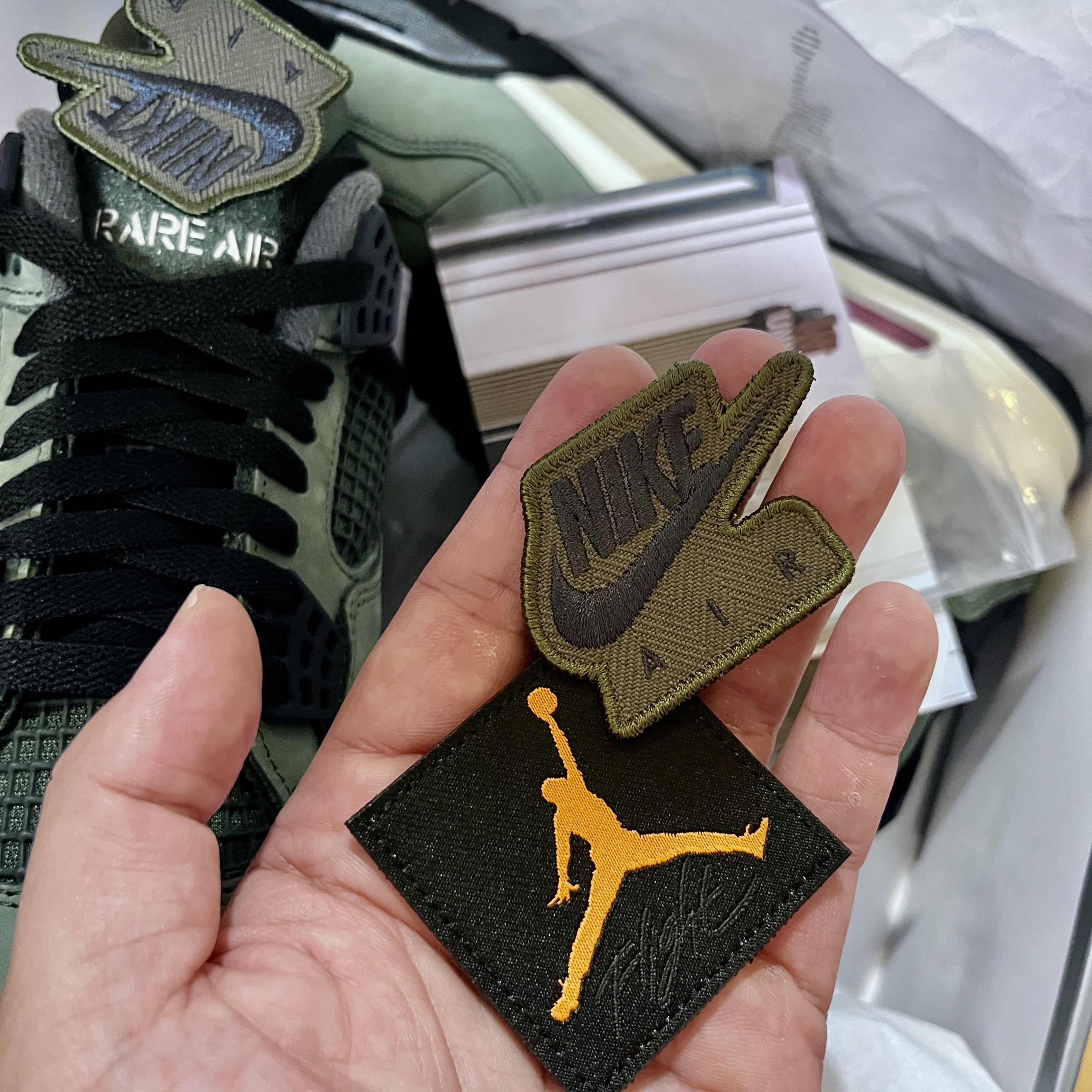 Jordan 4 x Undefeated Retro OG SP Deep Green and Clementine 착용 스타일 - 3
