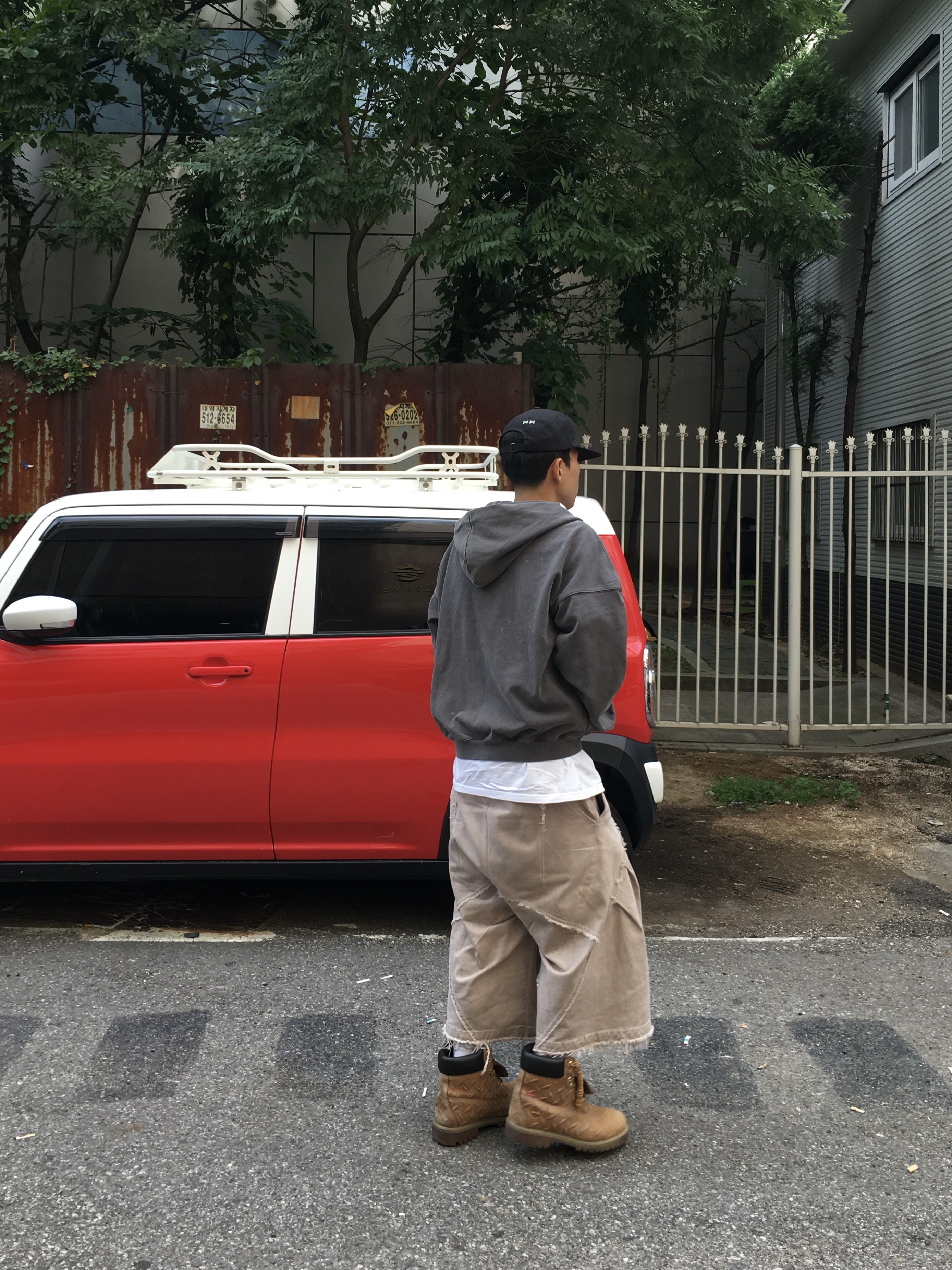 [KREAM 단독] NOMANUAL Painted Hooded Zip-up Washed Black, Aoiro 6-Panel Bone A/N Cap Black 착용 스타일 - 2