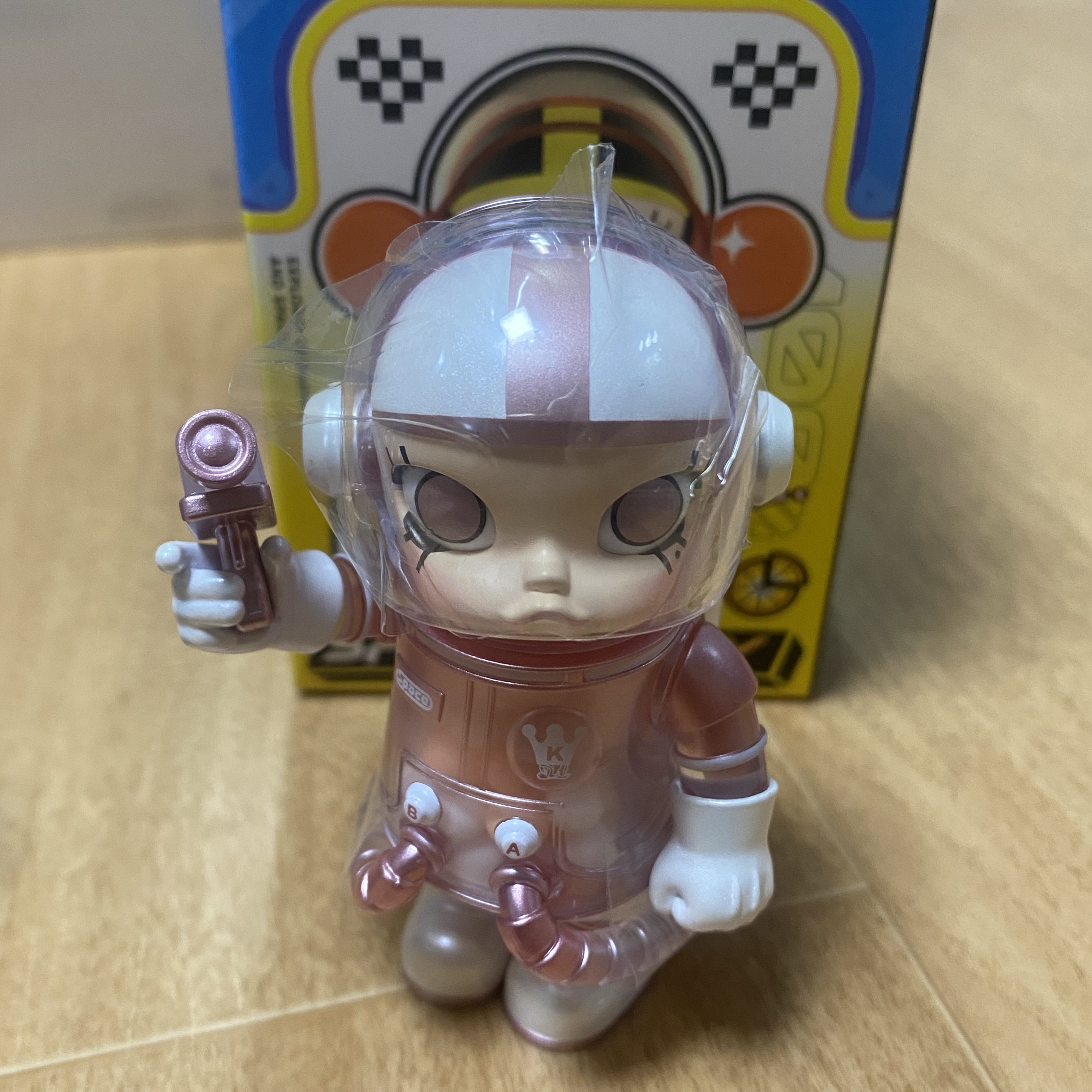 Pop Mart Mega Space Molly 100% Series4 Smitten Love-White (Opened Case) 착용 스타일