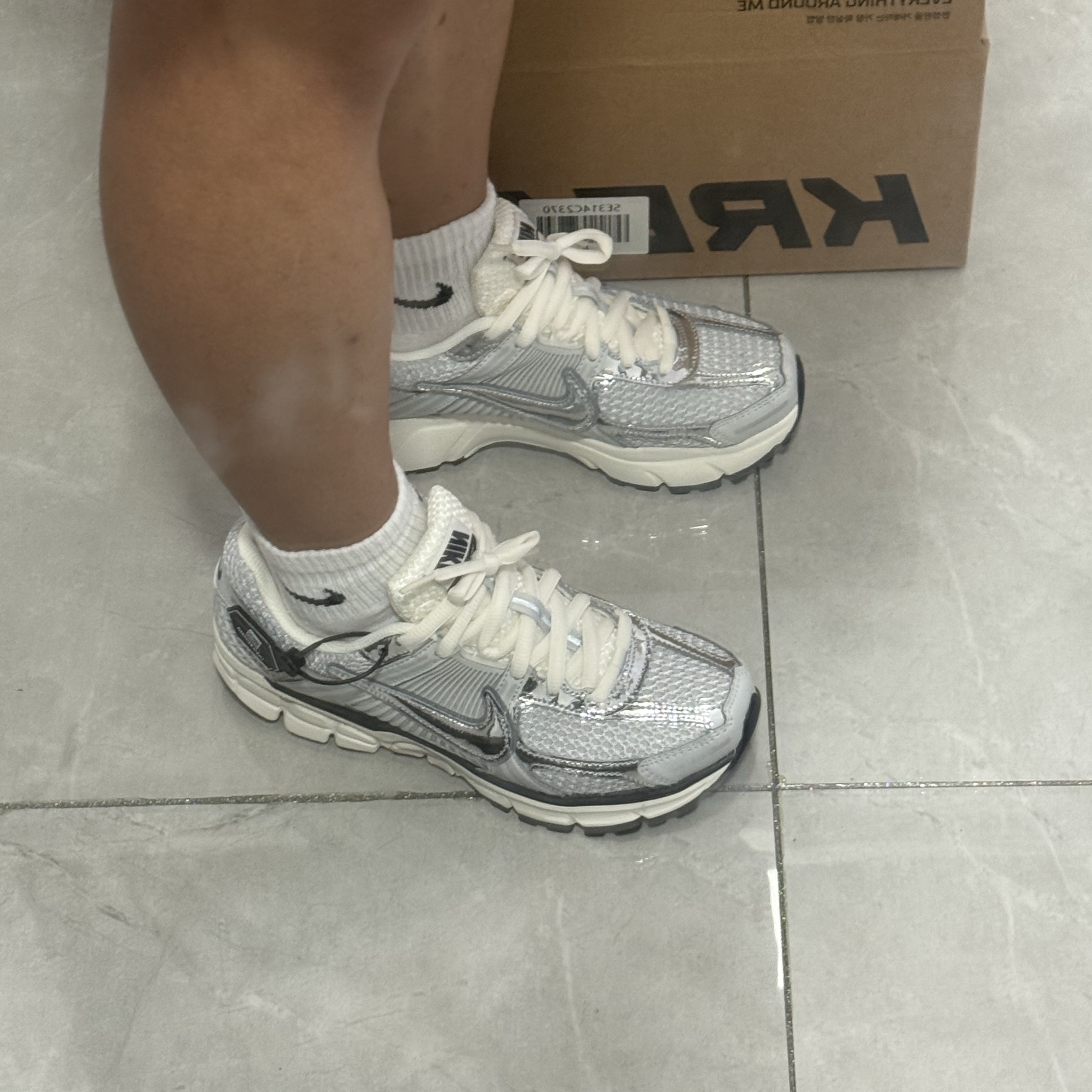 Nike Zoom Vomero 5 Photon Dust Gridiron 착용 스타일 - 1