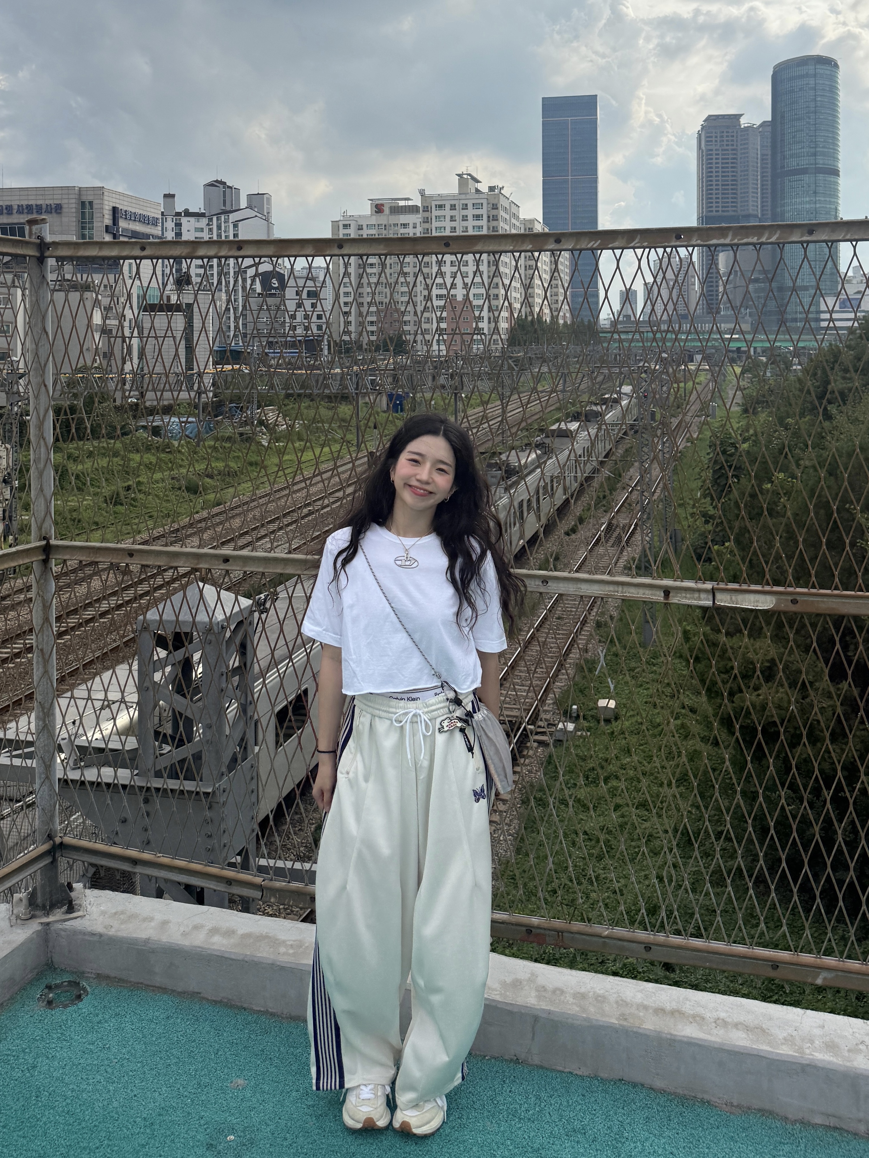 Needles H.D. Track Pants Poly Smooth White Purple, Nike x Sacai VaporWaffle White and Gum 착용 스타일 - 2