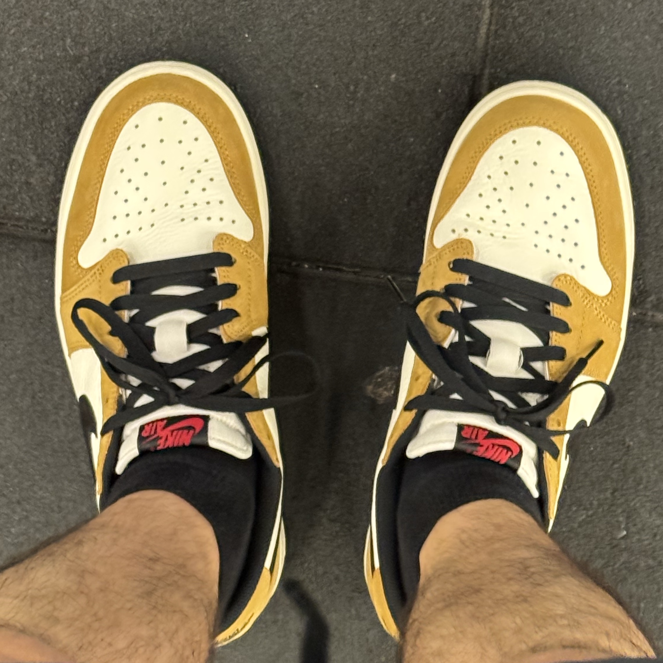 Jordan 1 Low OG Sail and Golden Harvest 착용 스타일