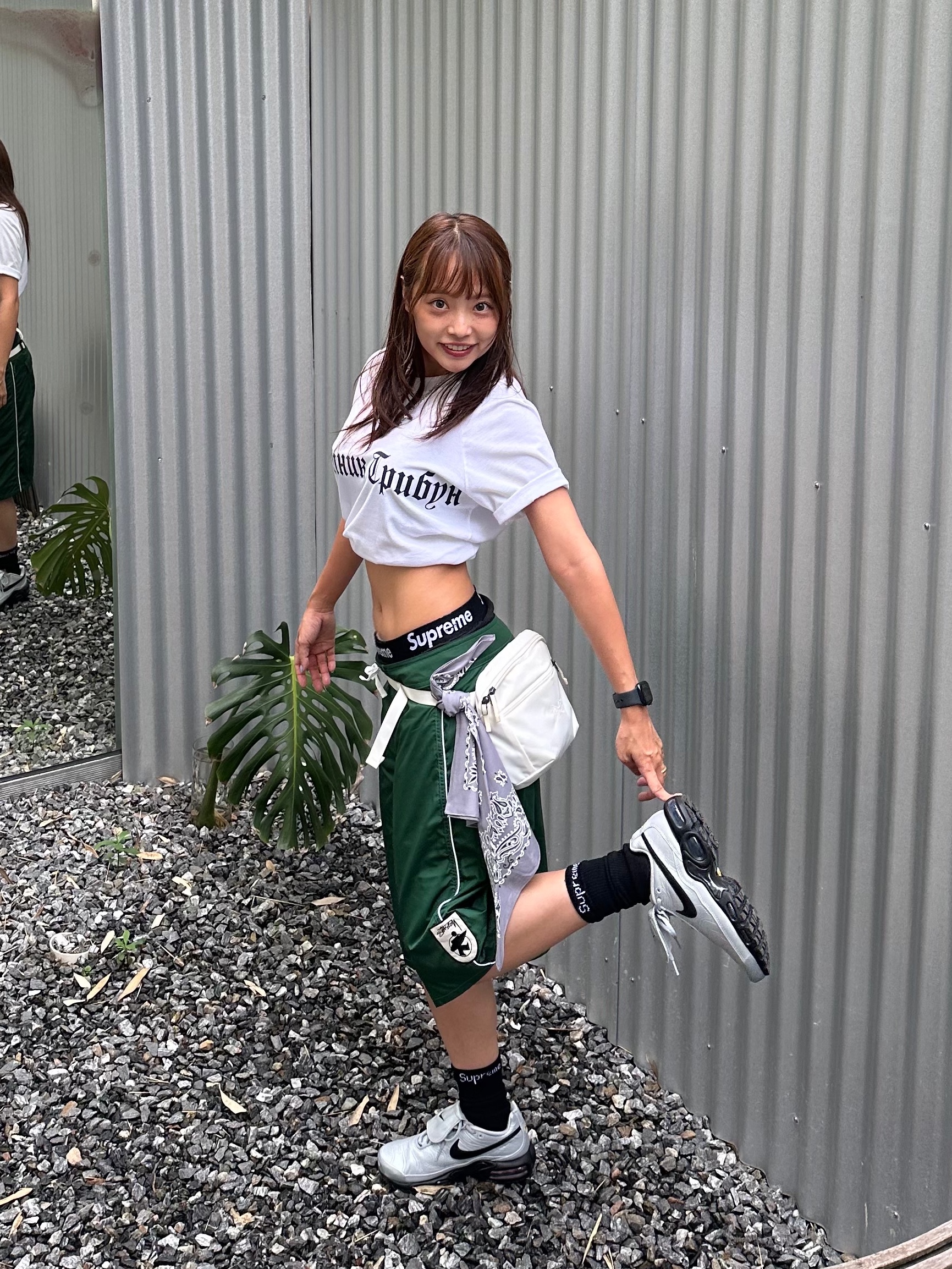 Yeezy x Gosha Rubchinskiy Tribune Herald TS-02 T-Shirt White, Nike Air Max Plus TNPO Wolf Grey and Black 착용 스타일 - 1