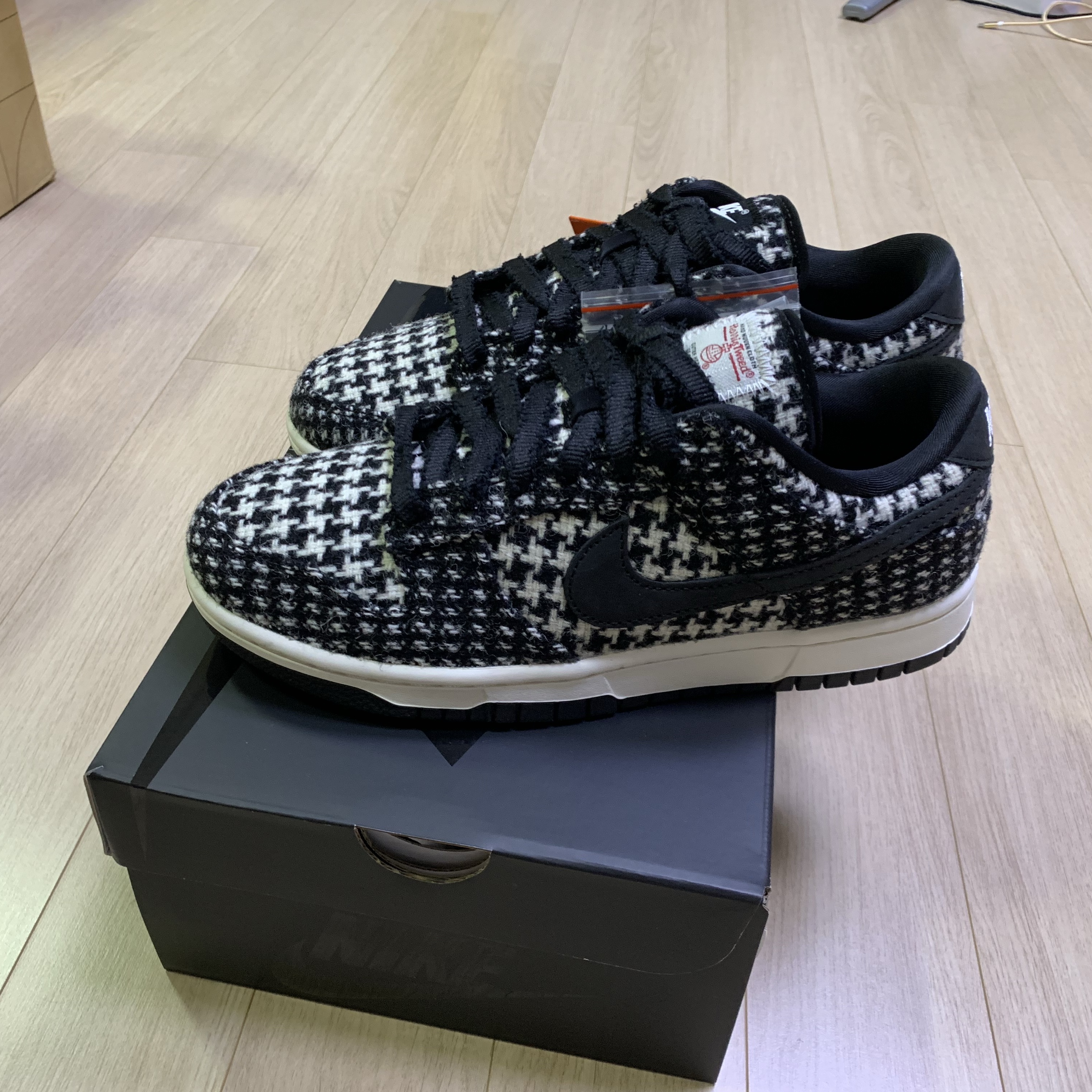 (W) Nike x Harris Tweed Dunk Low Black and Phantom 착용 스타일 - 2