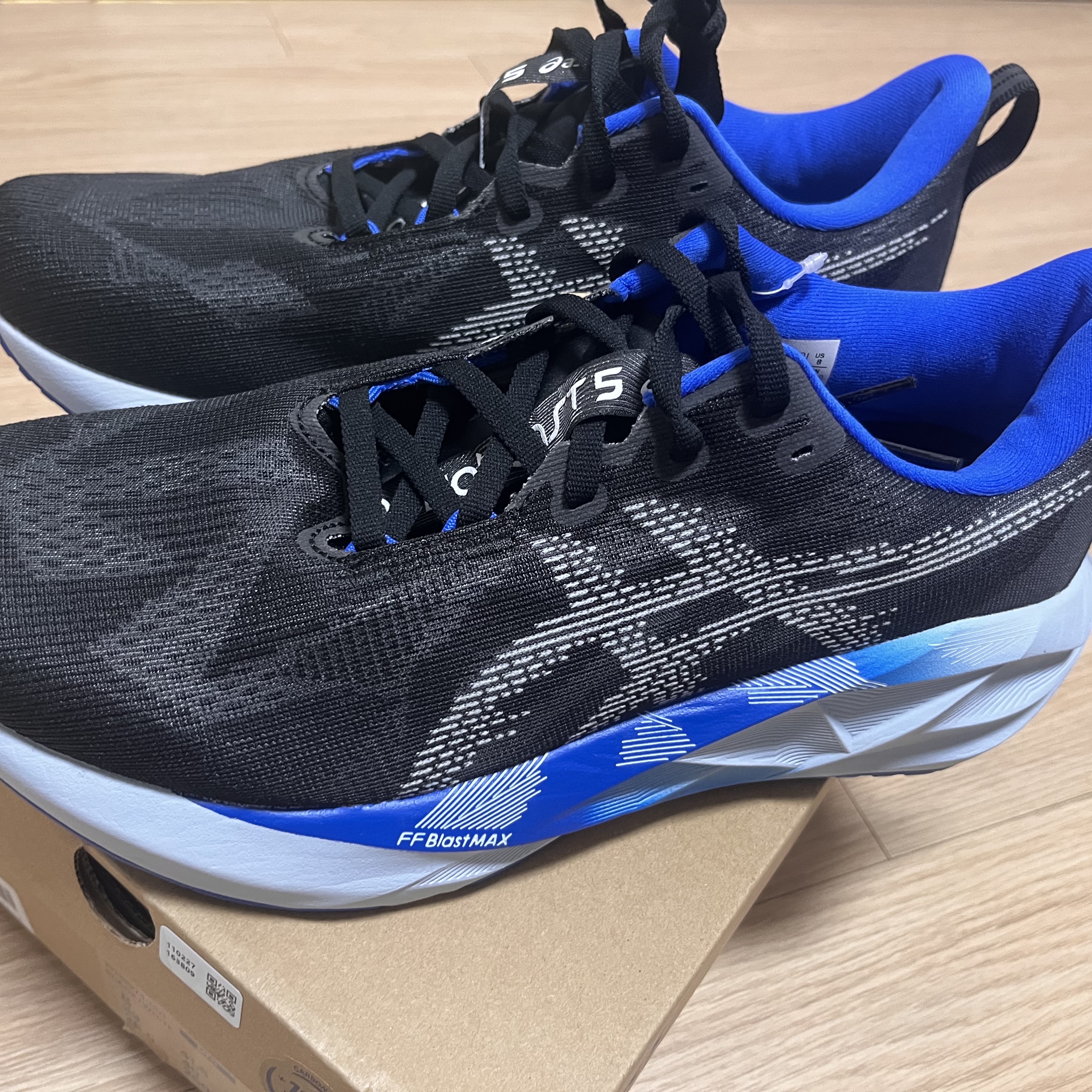 Asics Novablast 5 Black White 착용 스타일