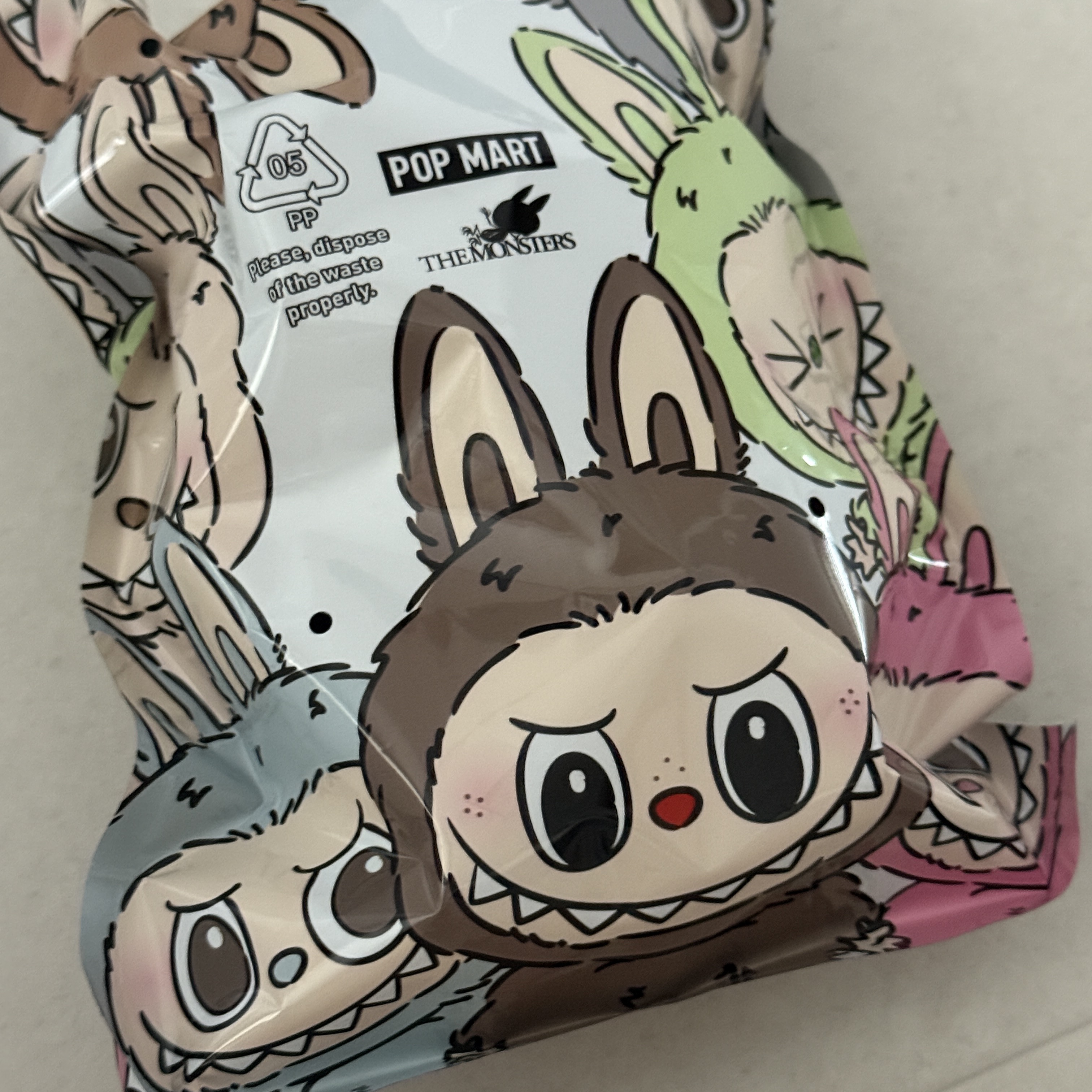 Pop Mart The Monsters Labubu Tasty Macarons Series Sealed Case (1 Blind Box) 착용 스타일 - 2
