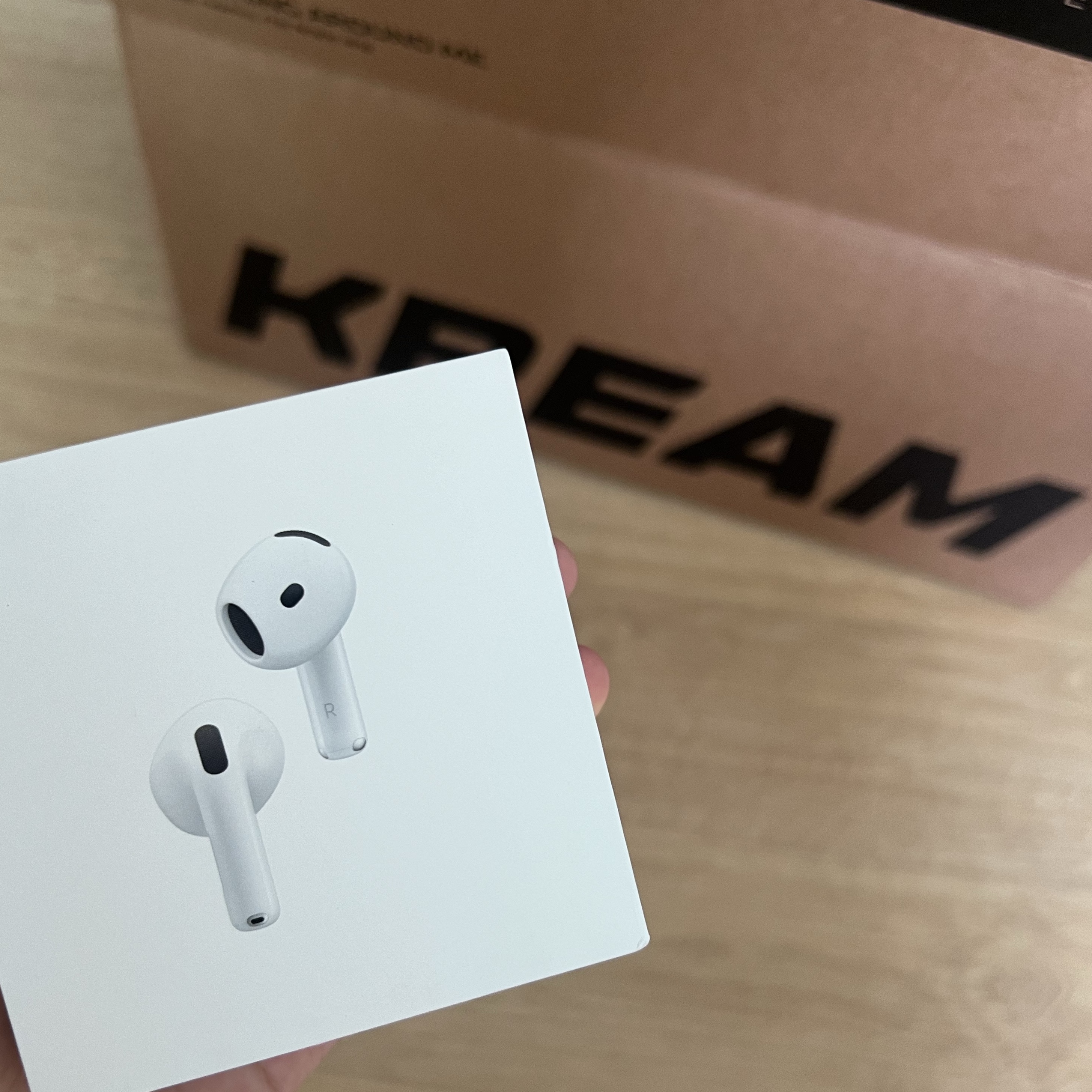 Apple AirPods 4th Gen with Active Noise Cancellation (Korean Ver.) 착용 스타일