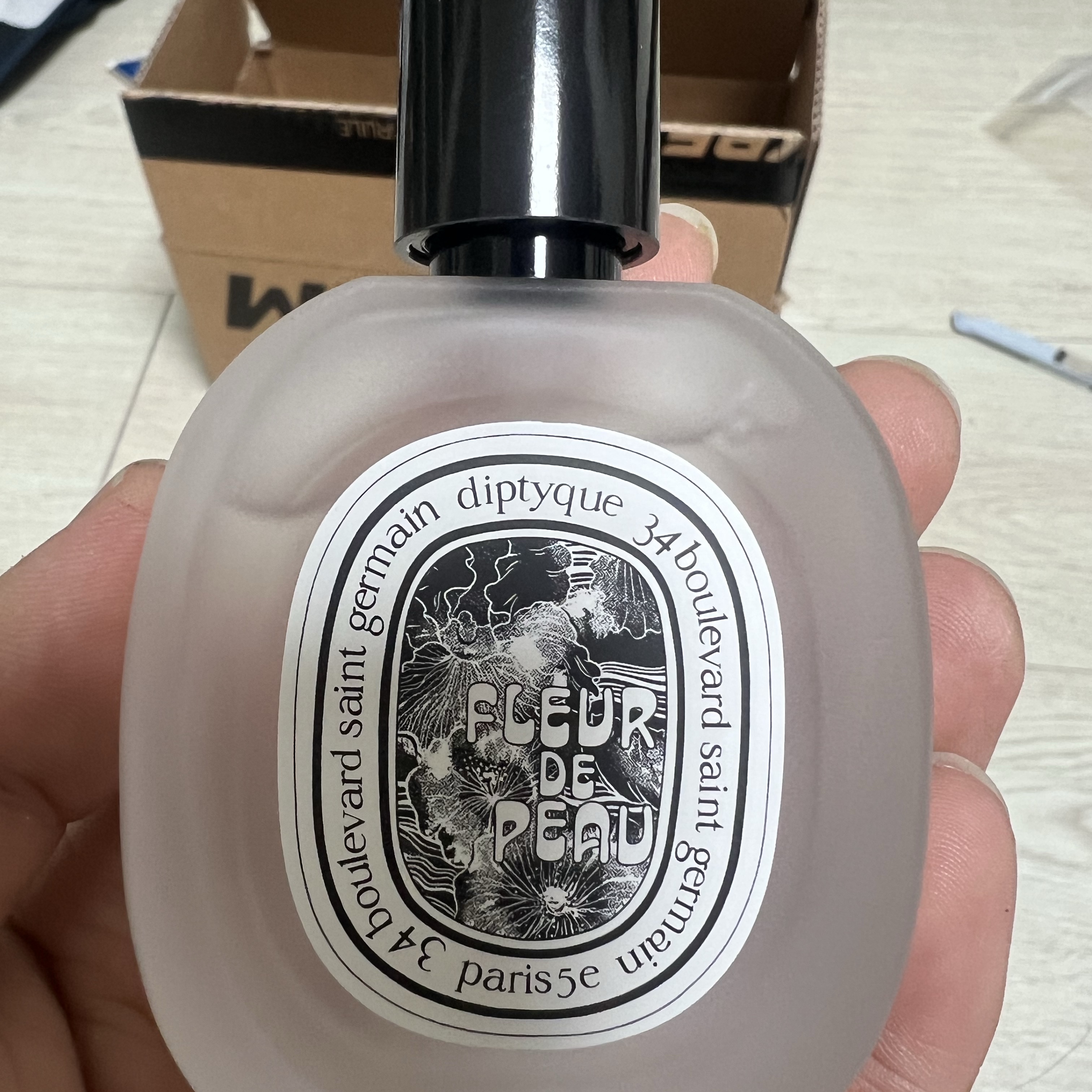 Diptyque Hair Mist Fleur De Peau 30ml 착용 스타일 - 1