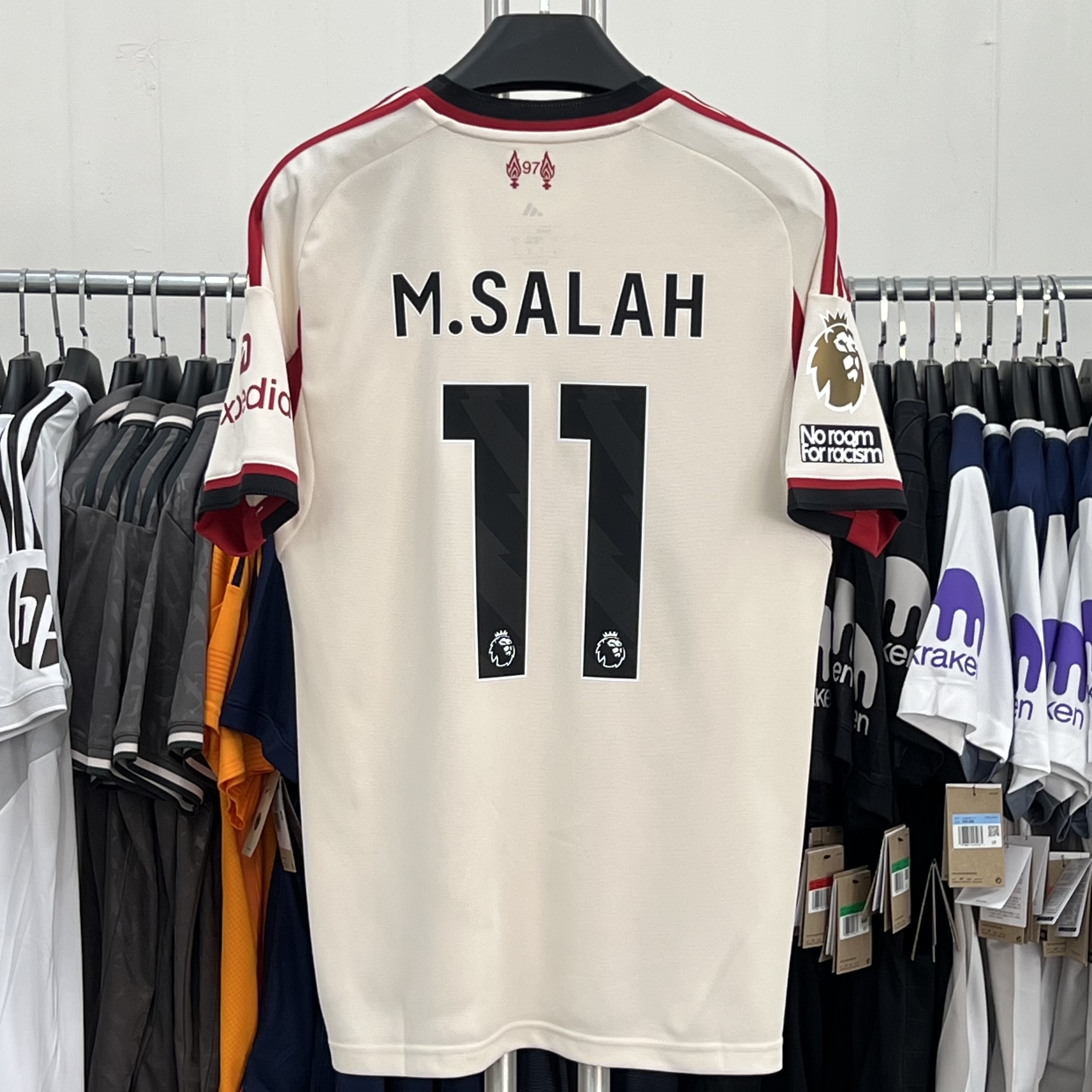 Adidas Liverpool FC 2025/26 Away Jersey Wonder White - KR Sizing (Non Marking Ver.), Adidas Liverpool FC 2025/26 Home Jersey Strawberry Red - KR Sizing (Non Marking Ver.) 착용 스타일 - 1