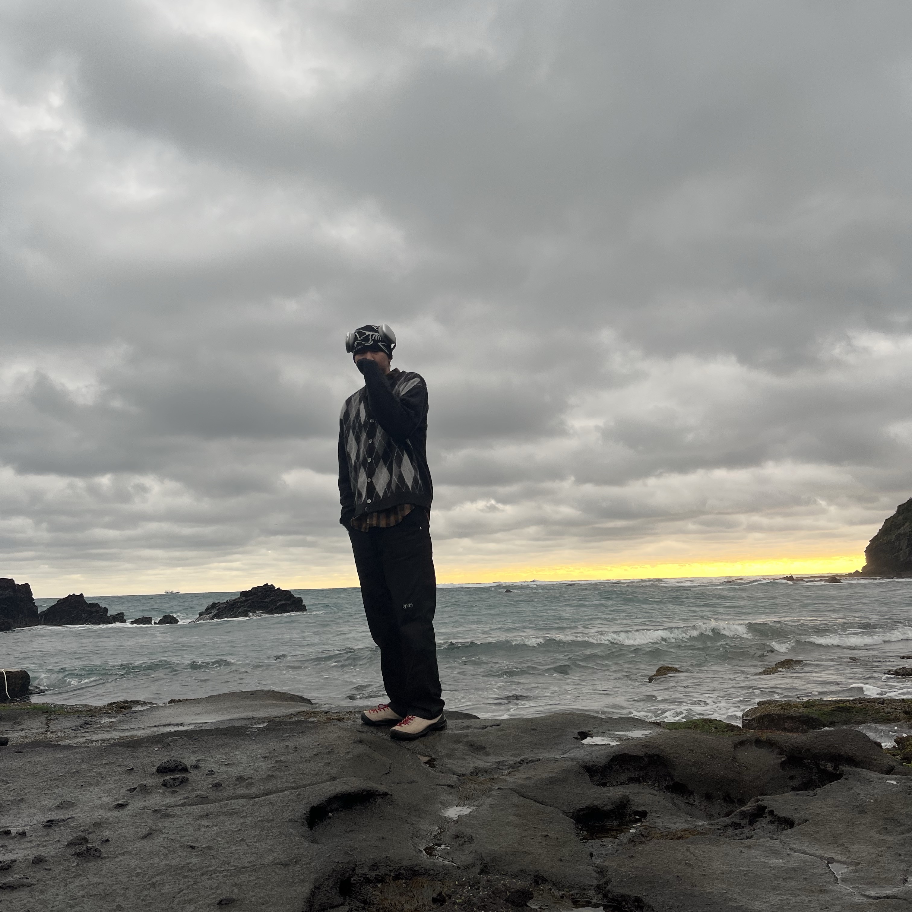 Arc'teryx Bird Head Toque Orca, Keen Jasper Suede Sneakers Silver Mink 착용 스타일