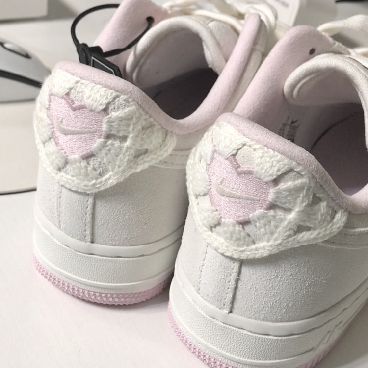 (W) Nike Air Force 1 Low Valentine's Day Sail Pink Foam 착용 스타일 - 2