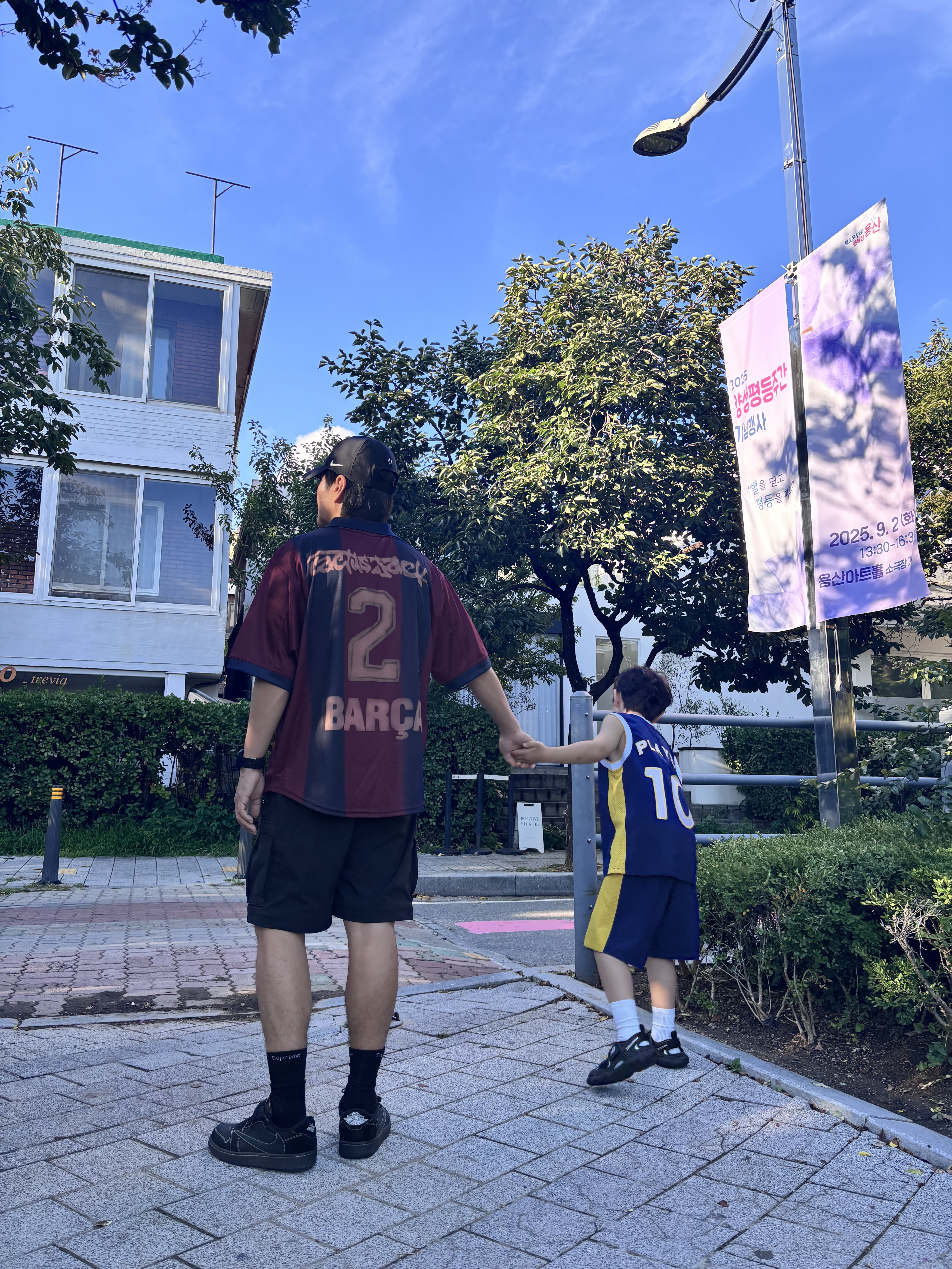 Nike FC Barcelona x Travis Scott Retro 2000/01 Home Skeleton Jersey Multicolor (Non Marking Ver.), Nike x Drake Nocta Club Cap Black 착용 스타일