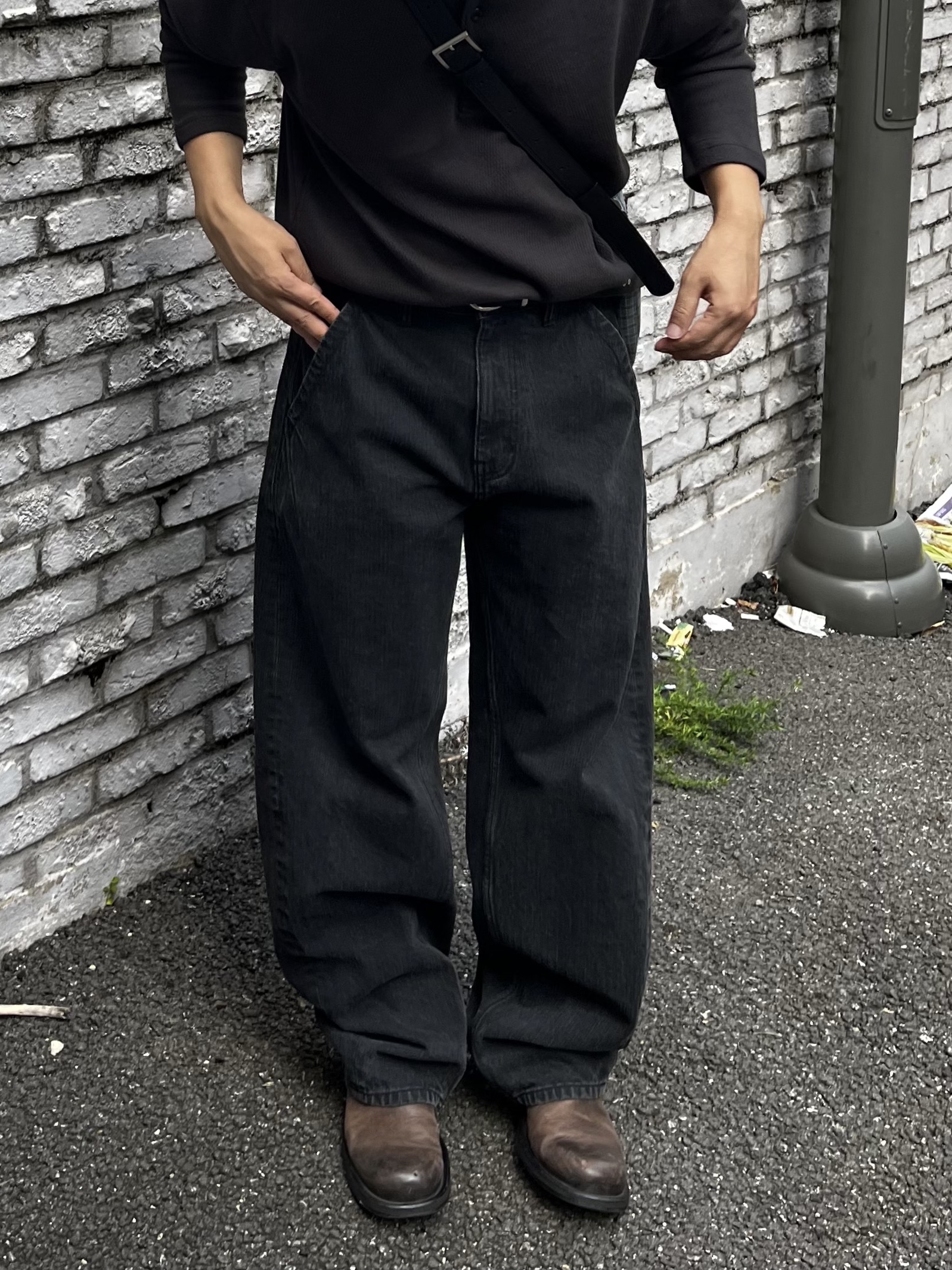 noun Pique Henley T-Shirts Charcoal, noun Balanced Denim Pants Black 착용 스타일 - 2