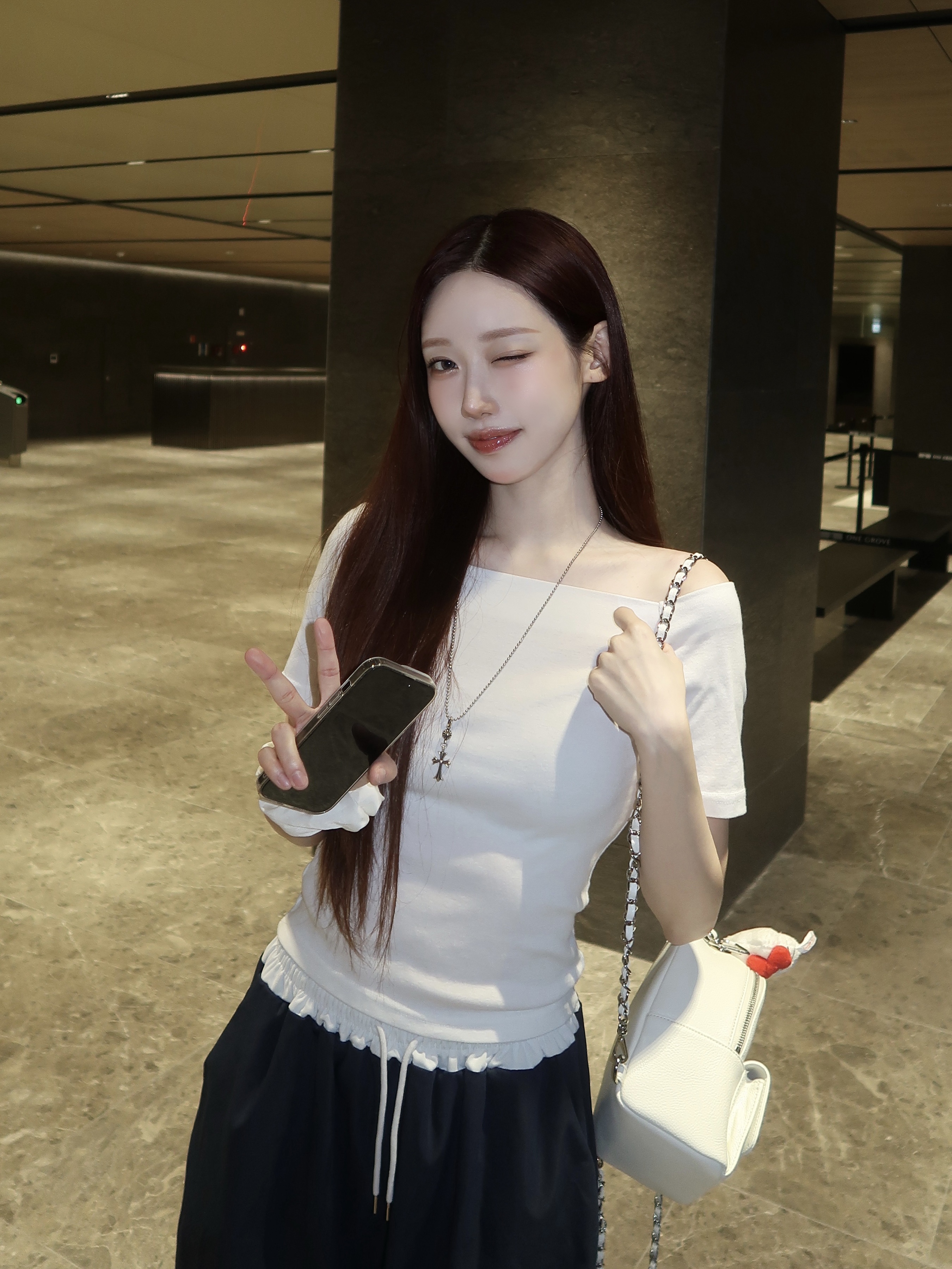 Hera Sensual Nude Gloss 462 Speechless, Hansroom Chrome Hearts One Ball Tiny Cross Charm 착용 스타일