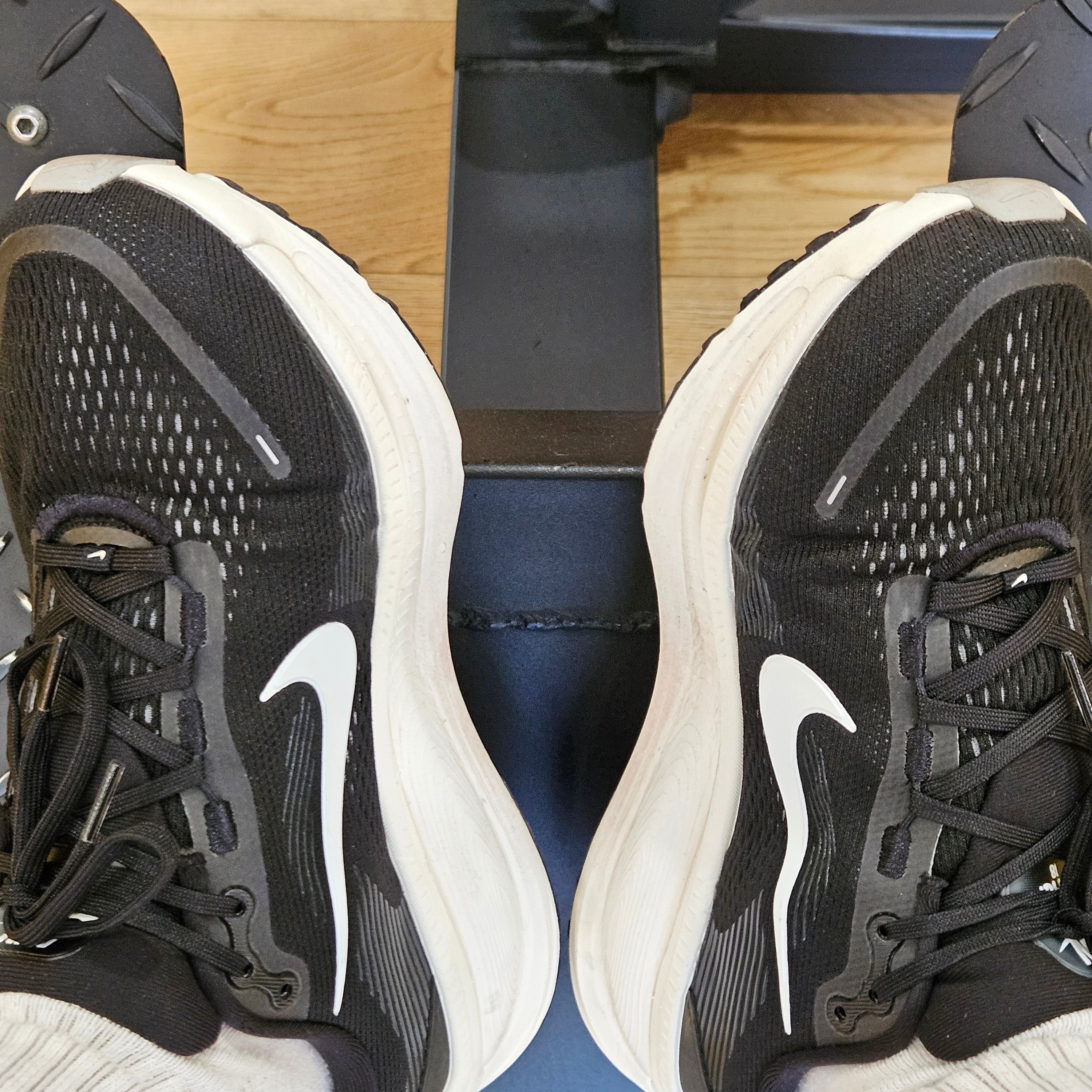 Nike Vomero 18 Black Coconut Milk 착용 스타일