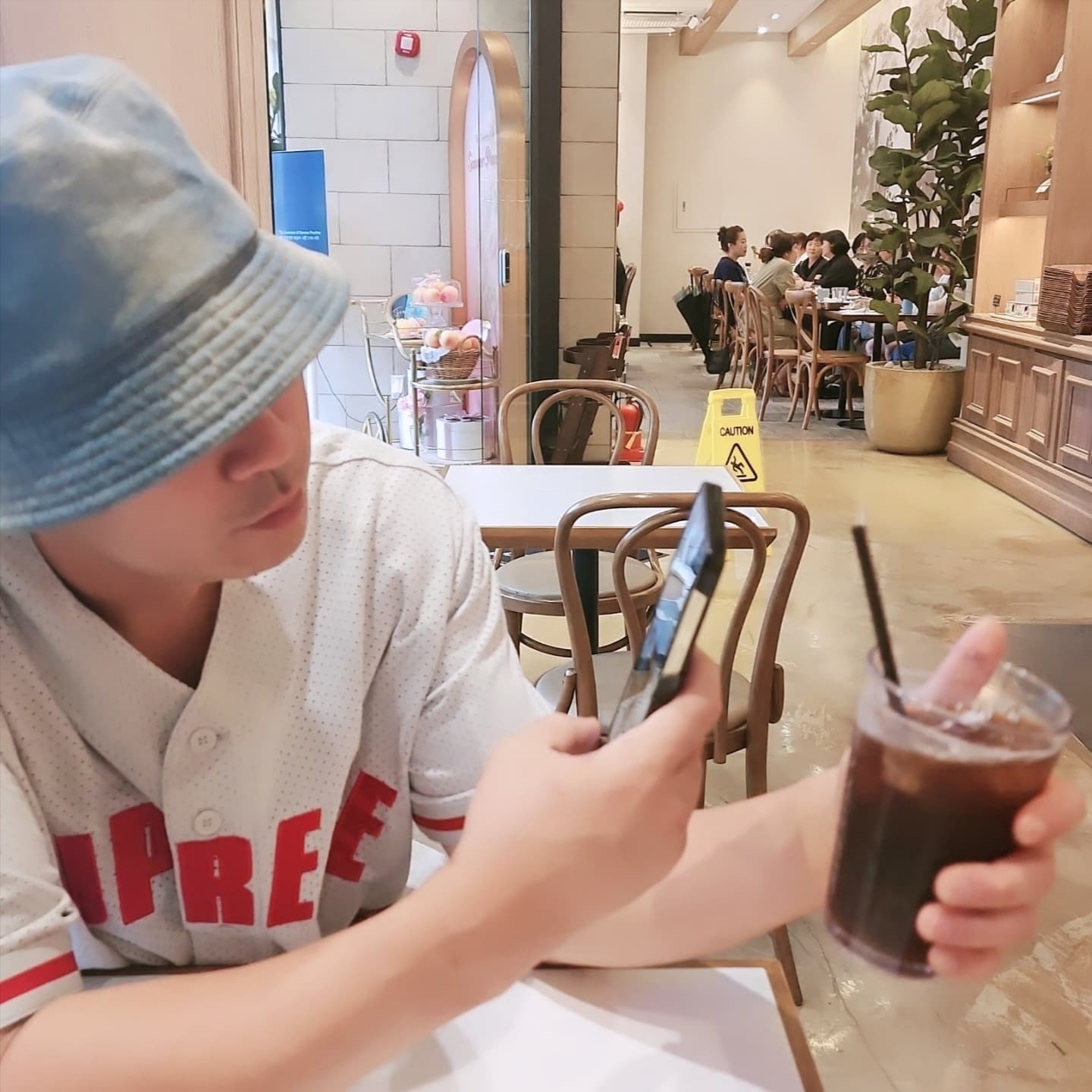 Supreme Ultrasuede Mesh Baseball Jersey Grey - 24SS, Prada Denim Bucket Hat Light Blue 착용 스타일 - 2