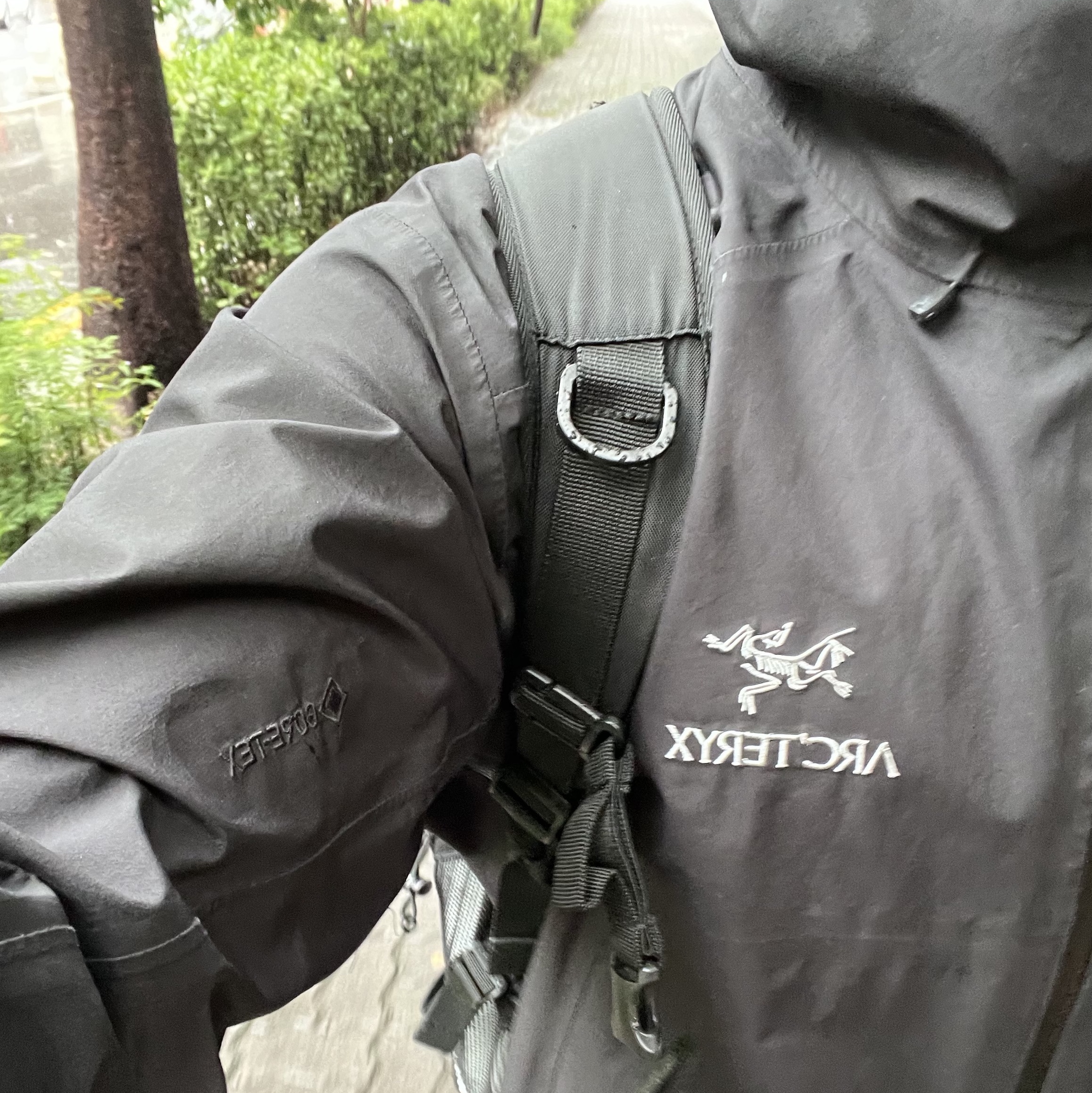 Arc'teryx Beta LT Jacket Black 착용 스타일 - 2