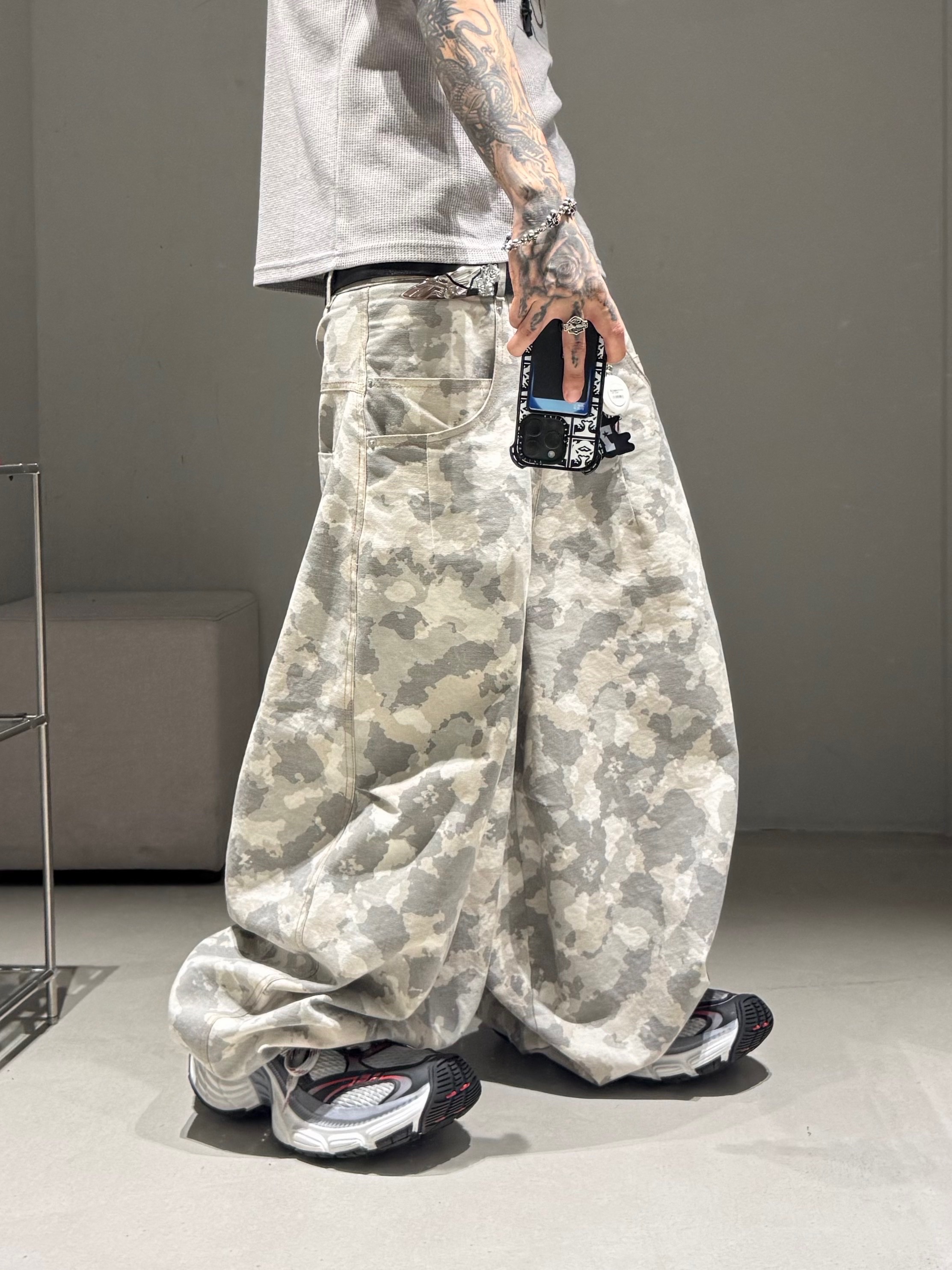 Balenciaga 10XL Sneakers Grey White Red 착용 스타일 - 1