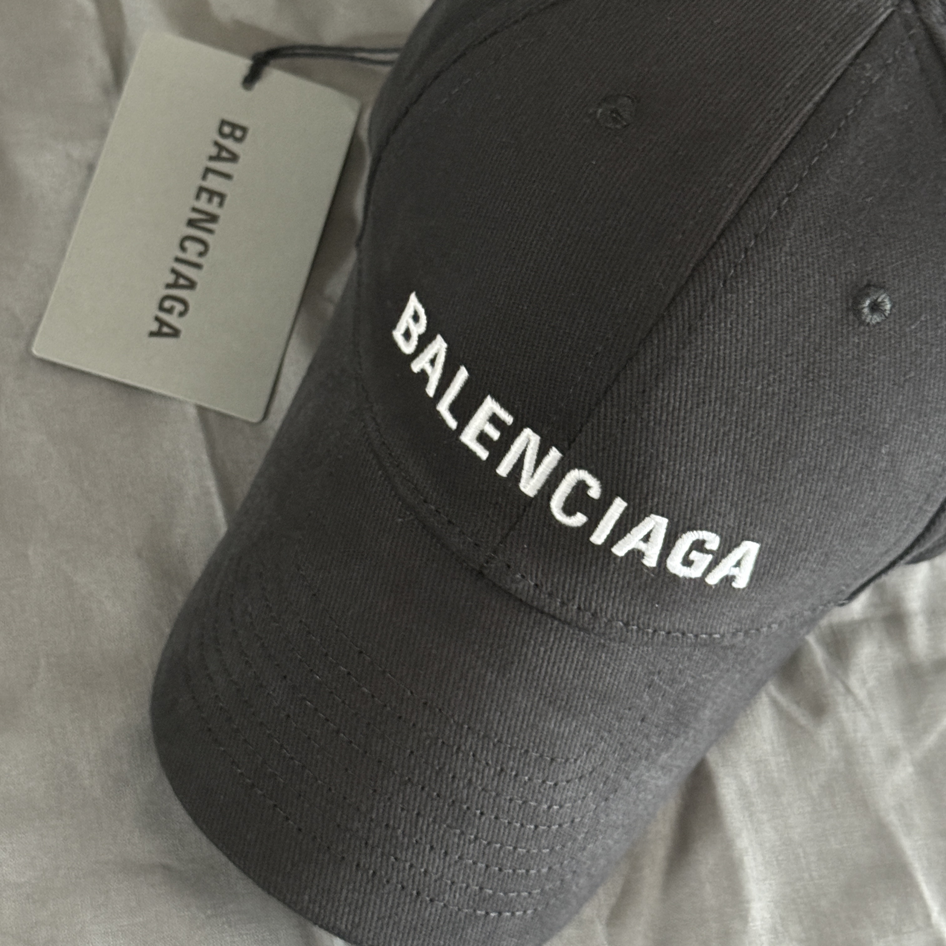 Balenciaga Logo Cap Black 착용 스타일