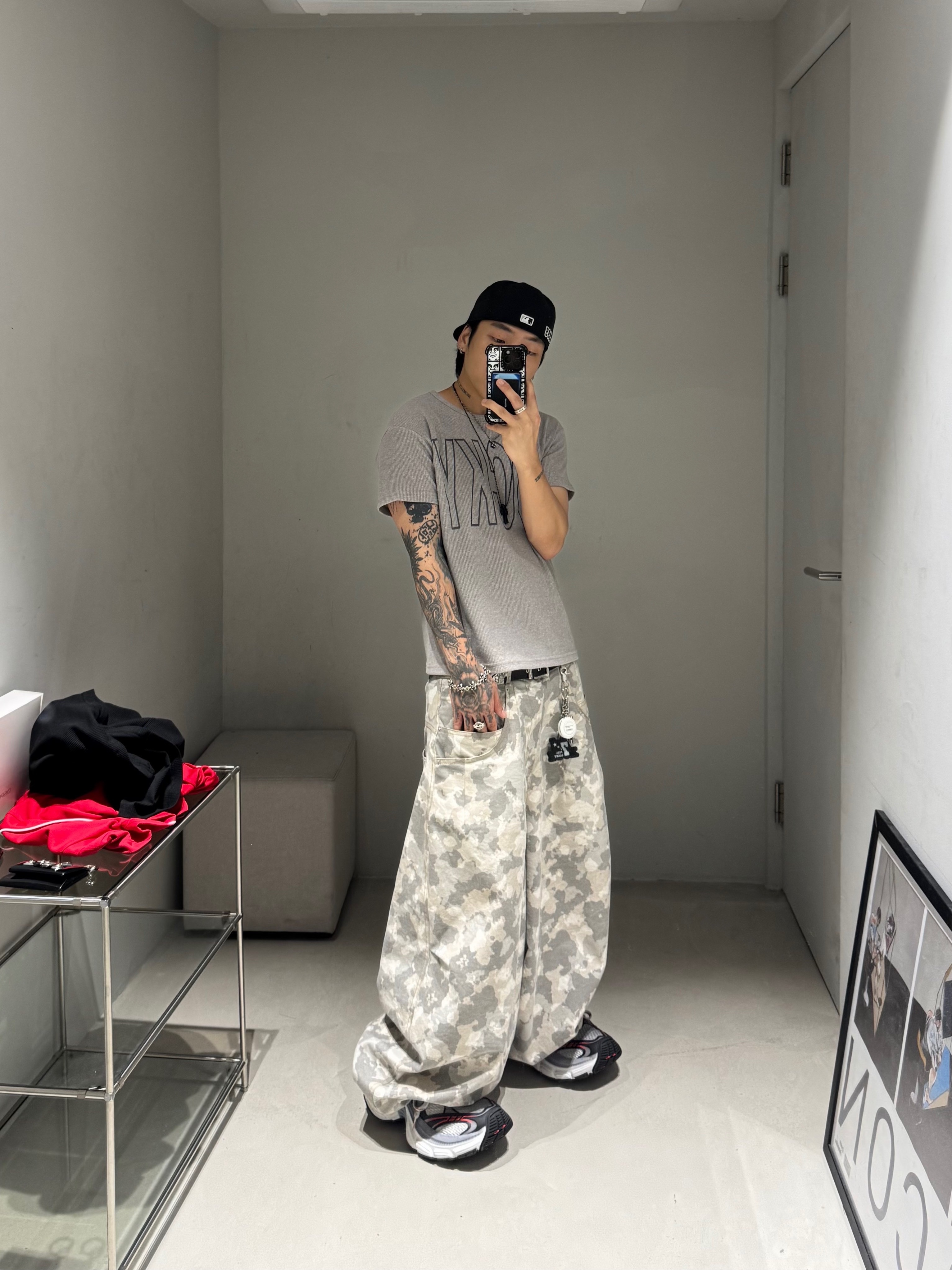 Balenciaga 10XL Sneakers Grey White Red 착용 스타일 - 3