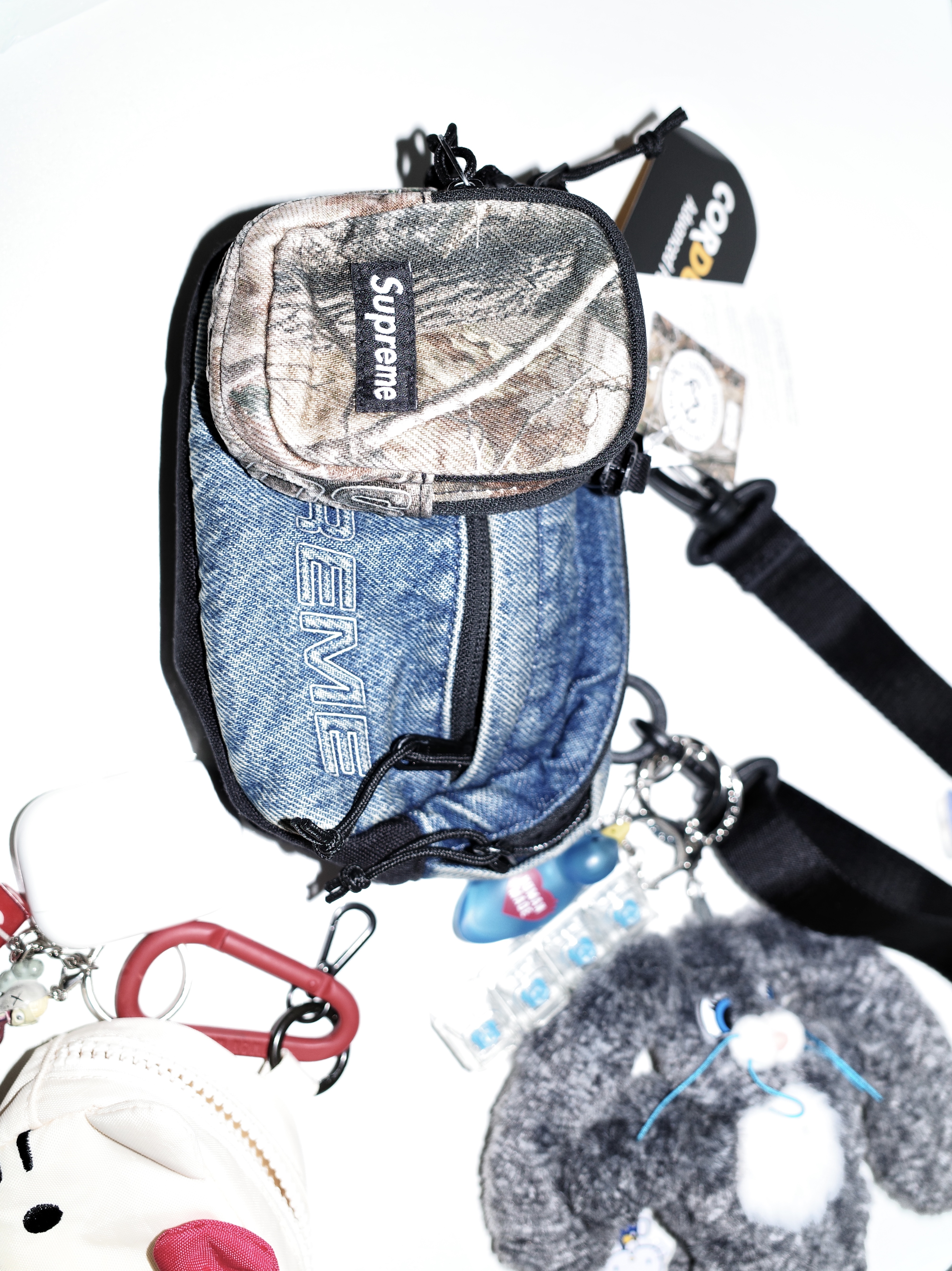 Supreme Denim Mini Utility Bag Realtree AP Camo - 25FW, Supreme Denim Mini Shoulder Bag Washed Indigo - 25FW 착용 스타일 - 2