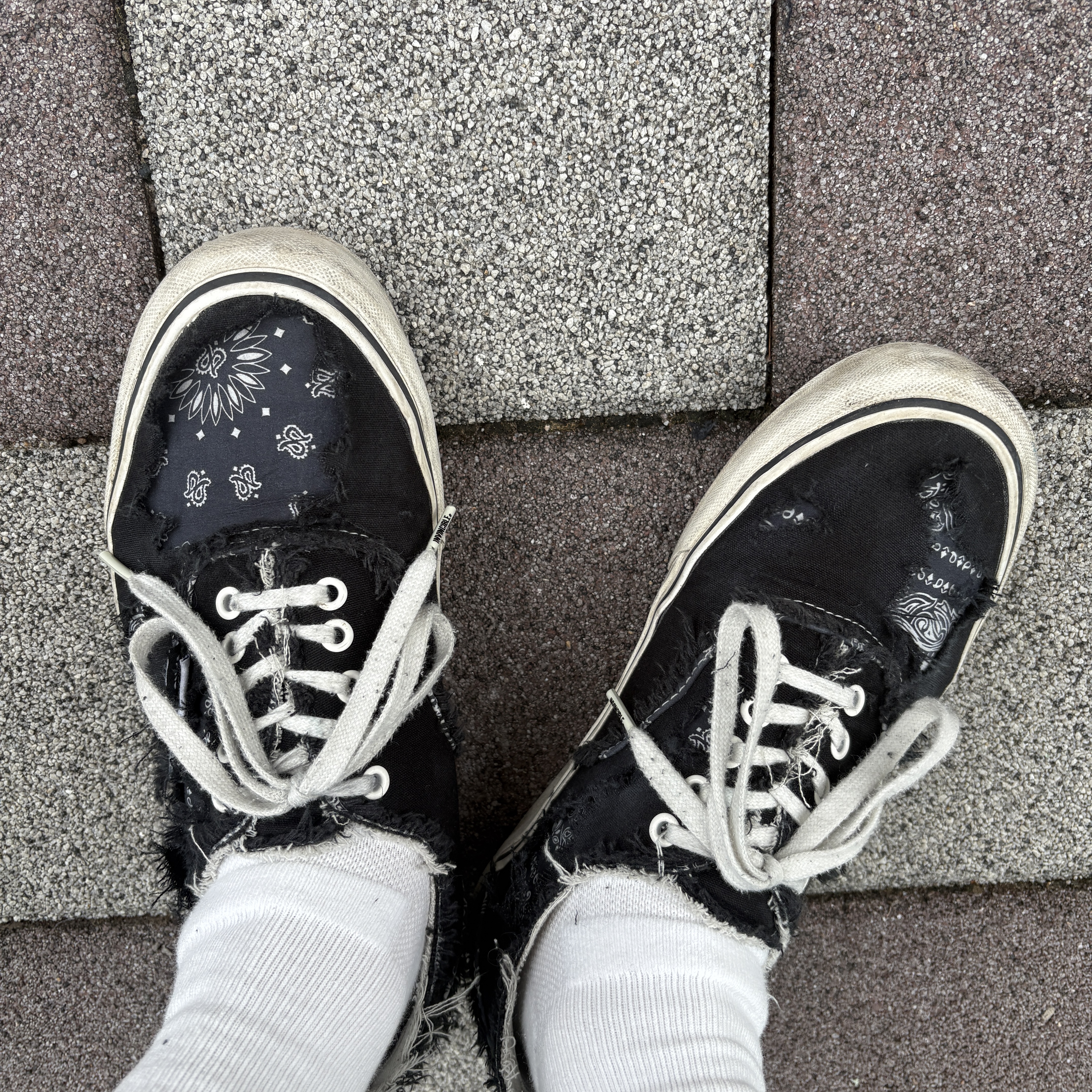 Vans Vault x Invincible OG Authentic Frayed LX Gnarly Pack Black 착용 스타일