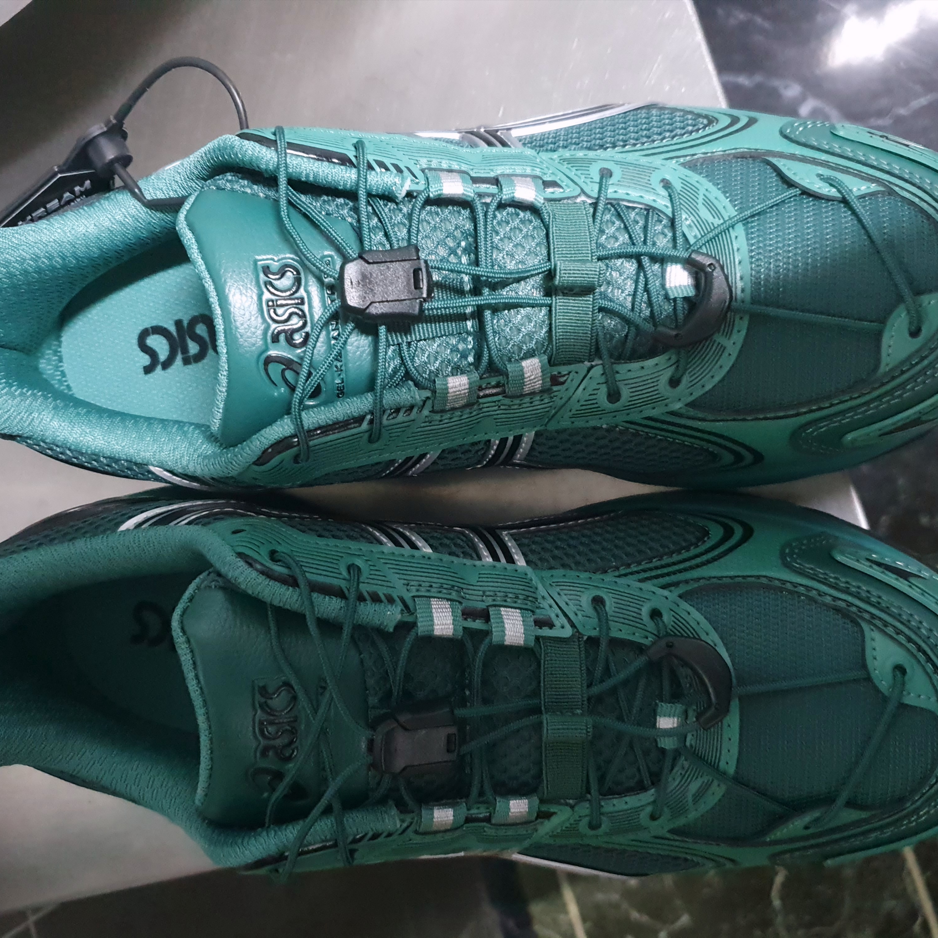 Asics Gel-Kahana TR V4 Ocean Green Black 착용 스타일 - 2