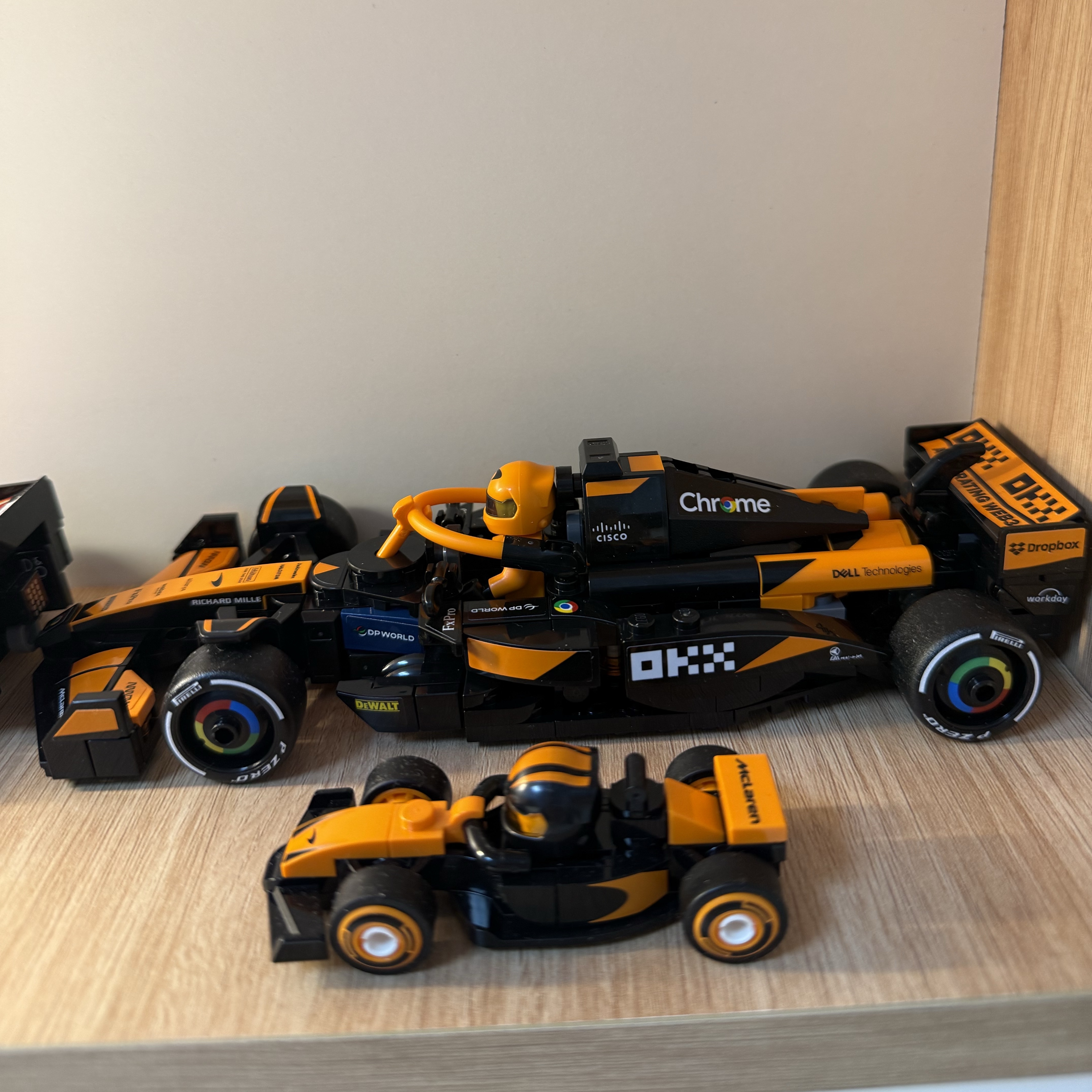 Lego Speed Champions McLaren F1 Team MCL38 Race Car, Lego Speed Champions Ferrari SF-24 F1 Race Car 착용 스타일 - 2