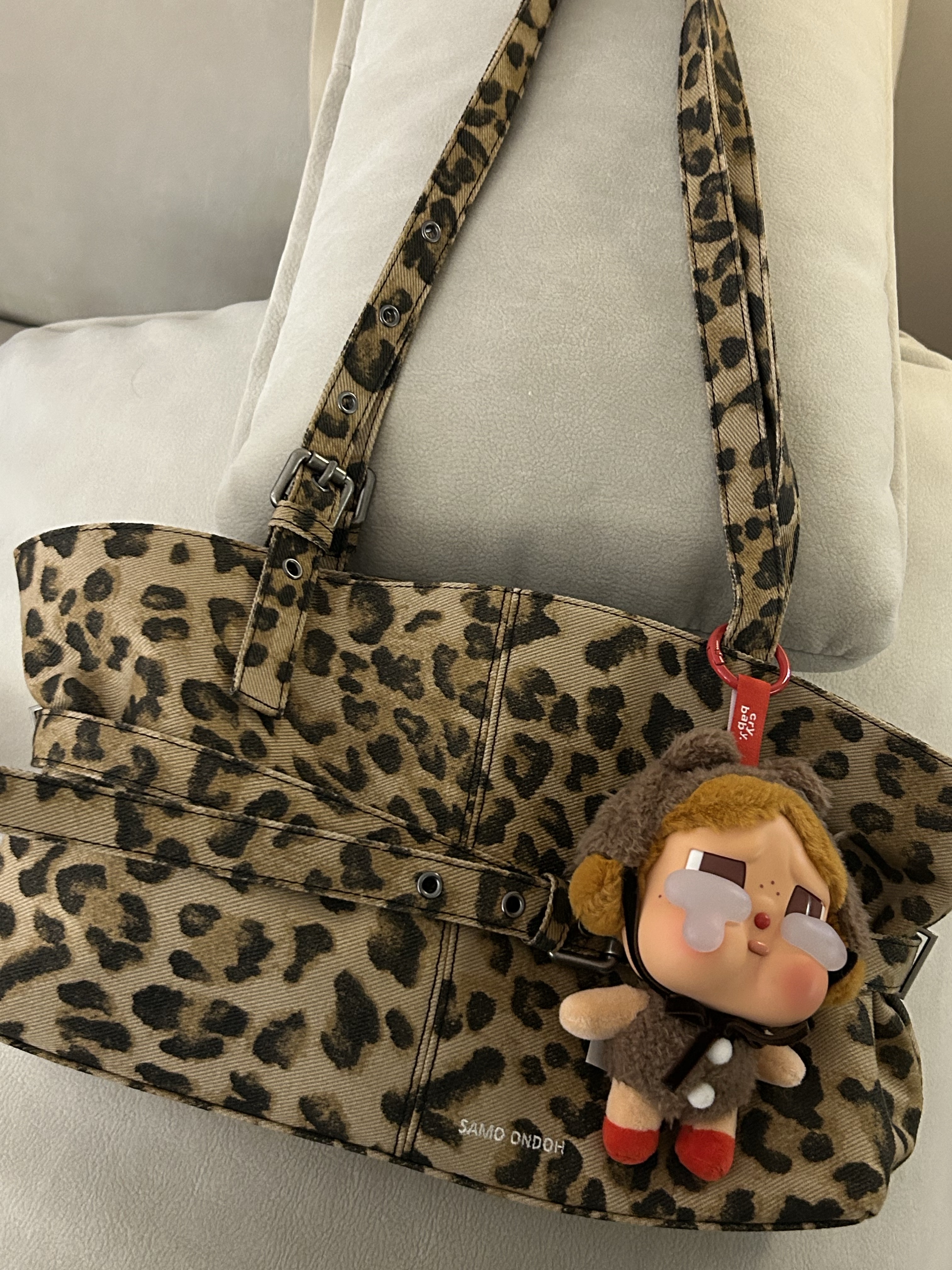 Samo Ondoh Le Belt Bag M Denim Leopard, Pop Mart Crybaby Crying Again Series Plush Keyring Love Makes Us Cry (Opened Case) 착용 스타일 - 1