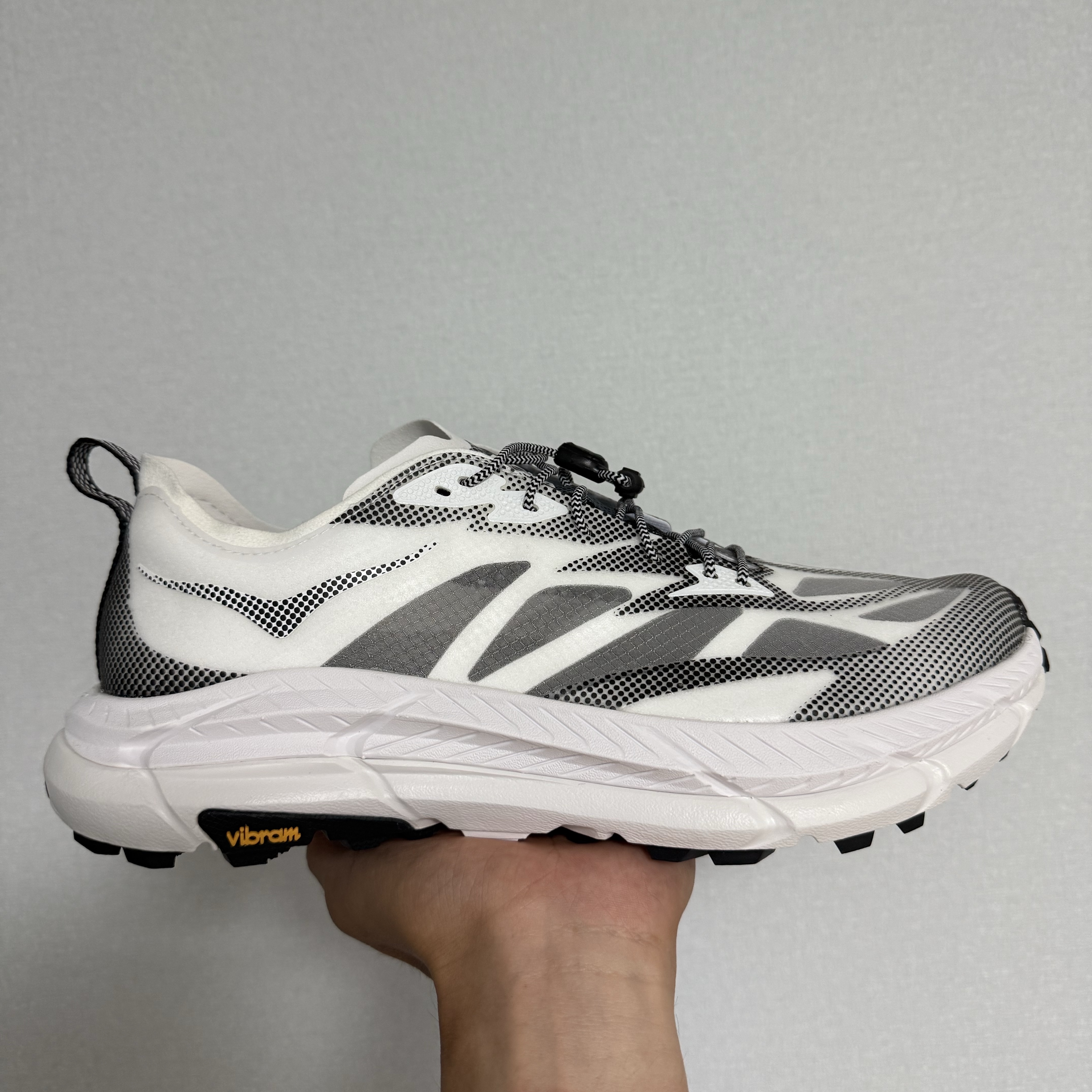 Hoka Mafate Speed 4 Lite White Black 착용 스타일
