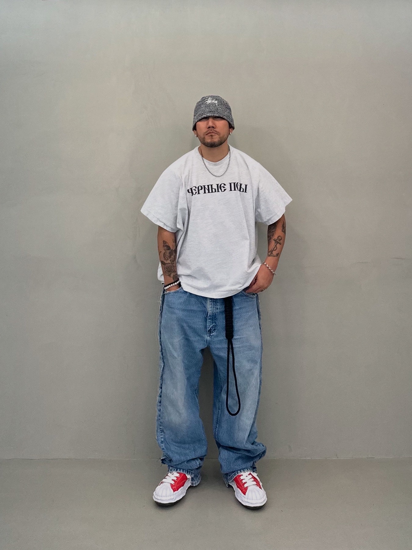Stussy Mixed Yarn Knit Bucket Hat Black, Yeezy x Gosha Rubchinskiy YZY Black Dogs T-Shirt Heather Grey 착용 스타일 - 1