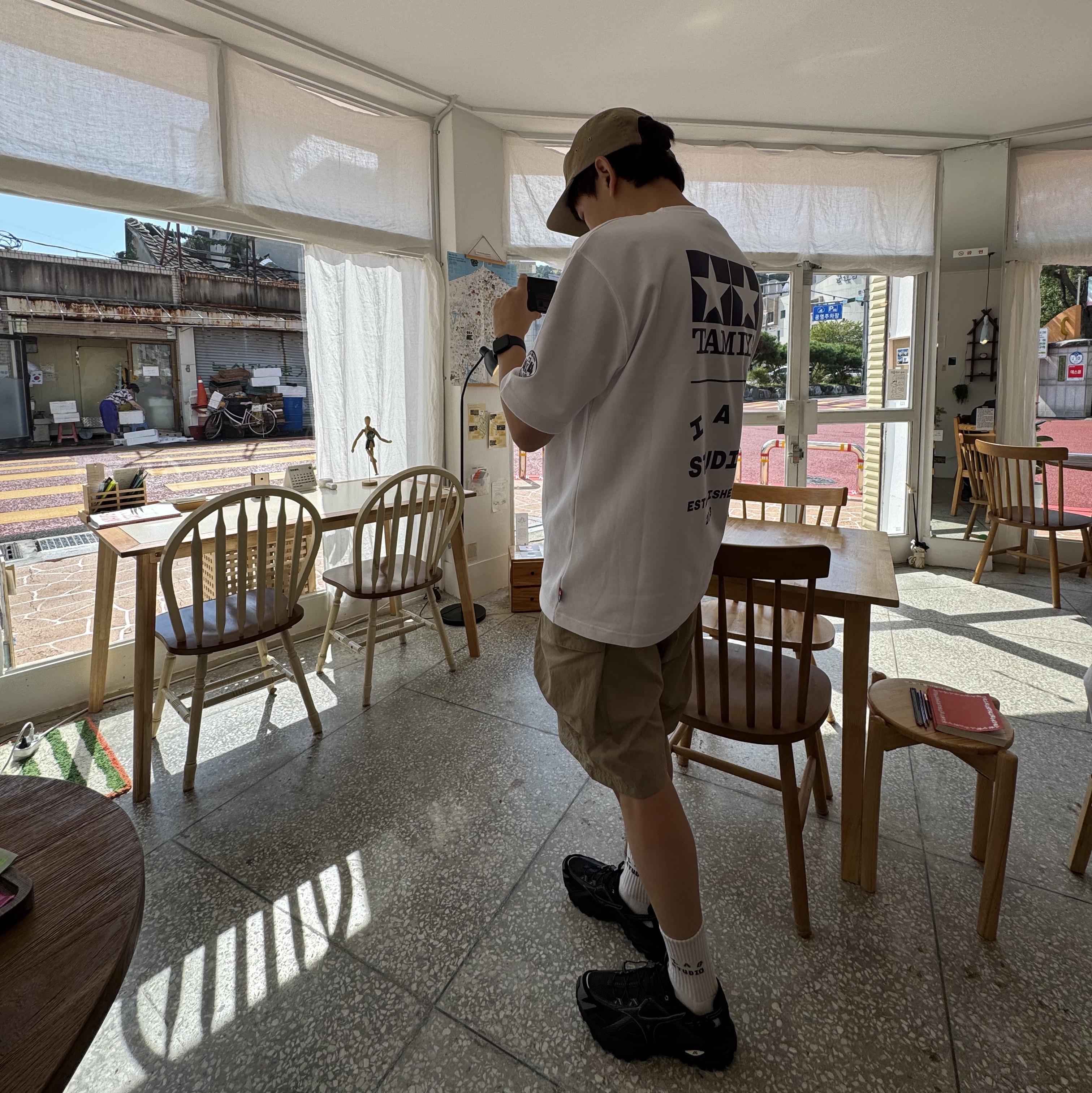 IAB Studio x Tamiya IAB Comets T-Shirt White, Mizuno Racer Trail SE Black 착용 스타일 - 2