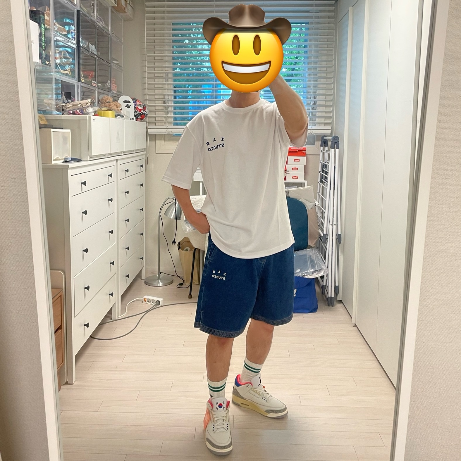 IAB Studio T-Shirt White Navy, IAB Studio Denim Shorts Deep Blue 착용 스타일 - 2