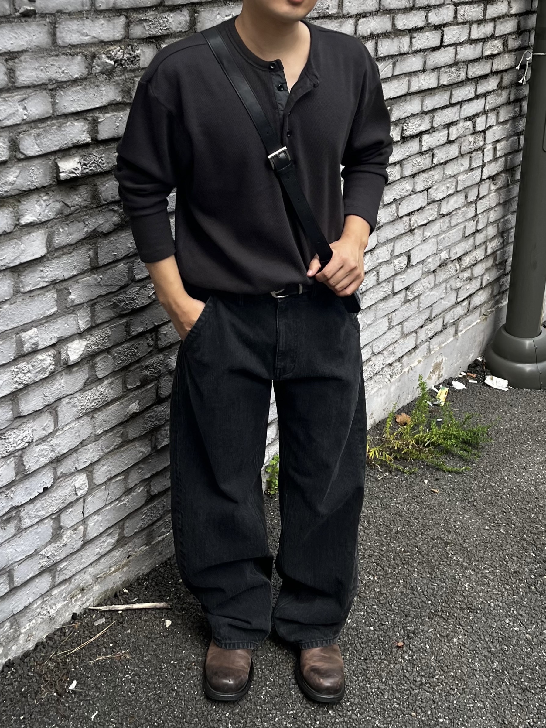noun Pique Henley T-Shirts Charcoal, noun Balanced Denim Pants Black 착용 스타일 - 1