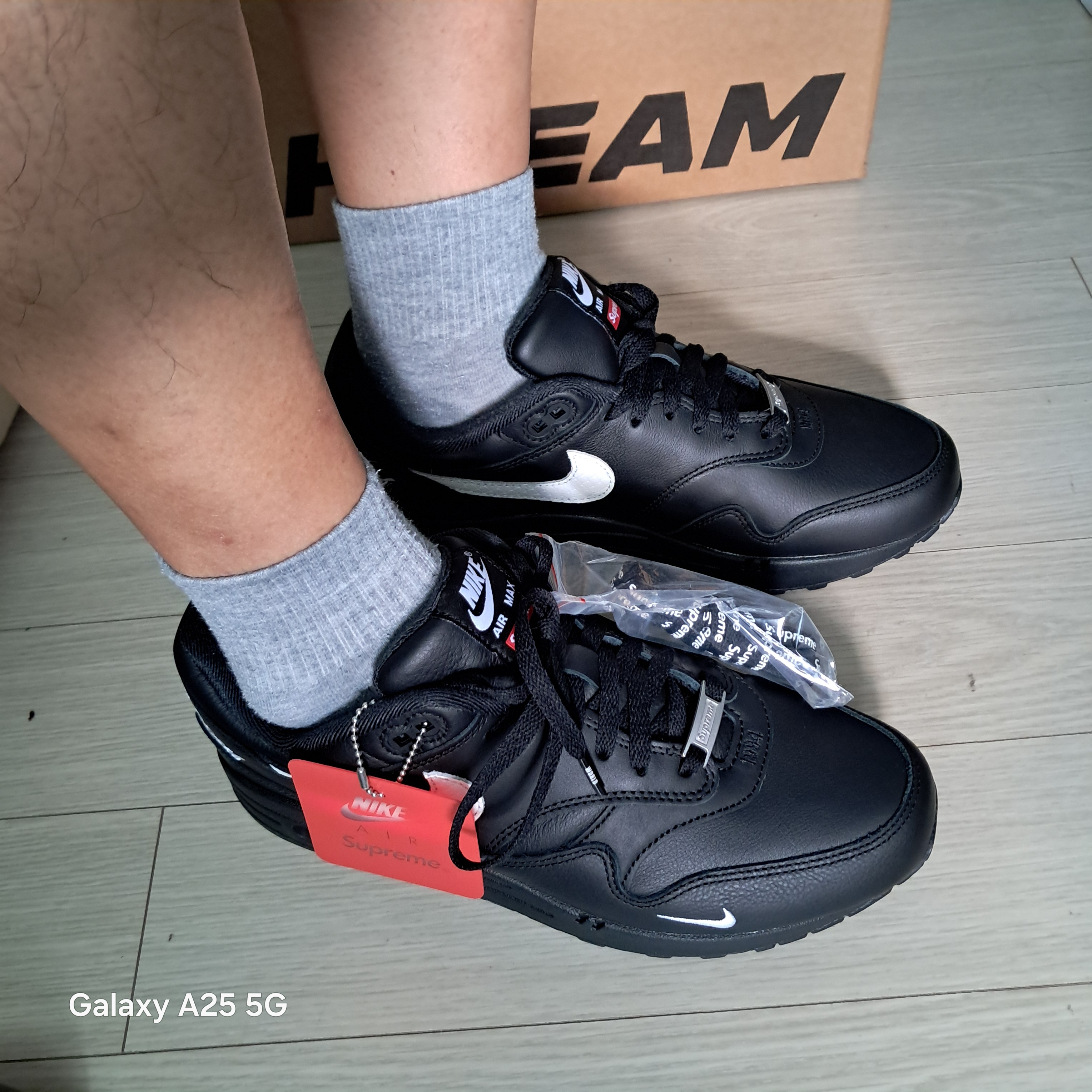Nike x Supreme Air Max 1 '87 Black White - 25SS 착용 스타일 - 4