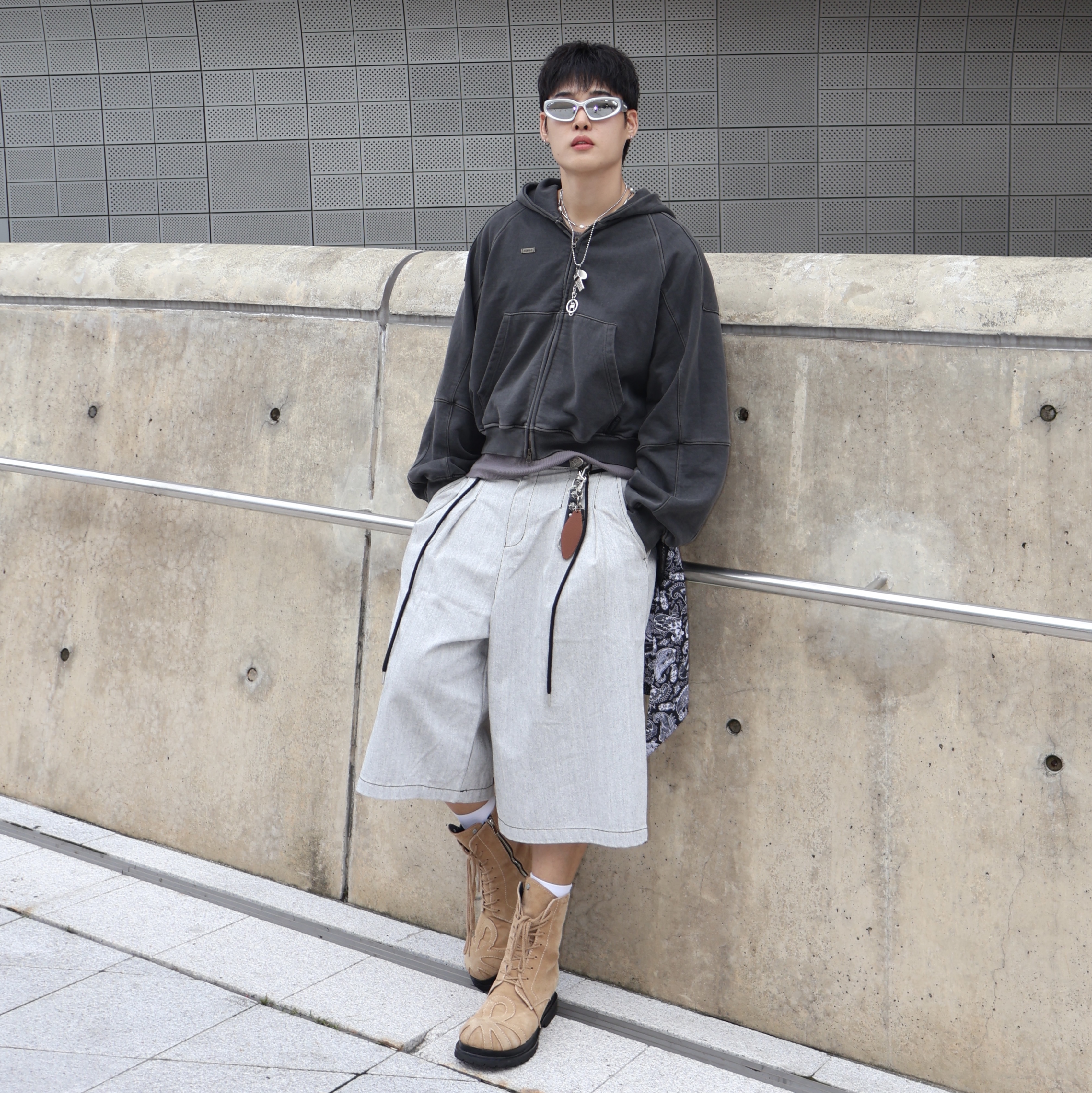 Balenciaga Swift Oval Sunglasses Silver 착용 스타일 - 1